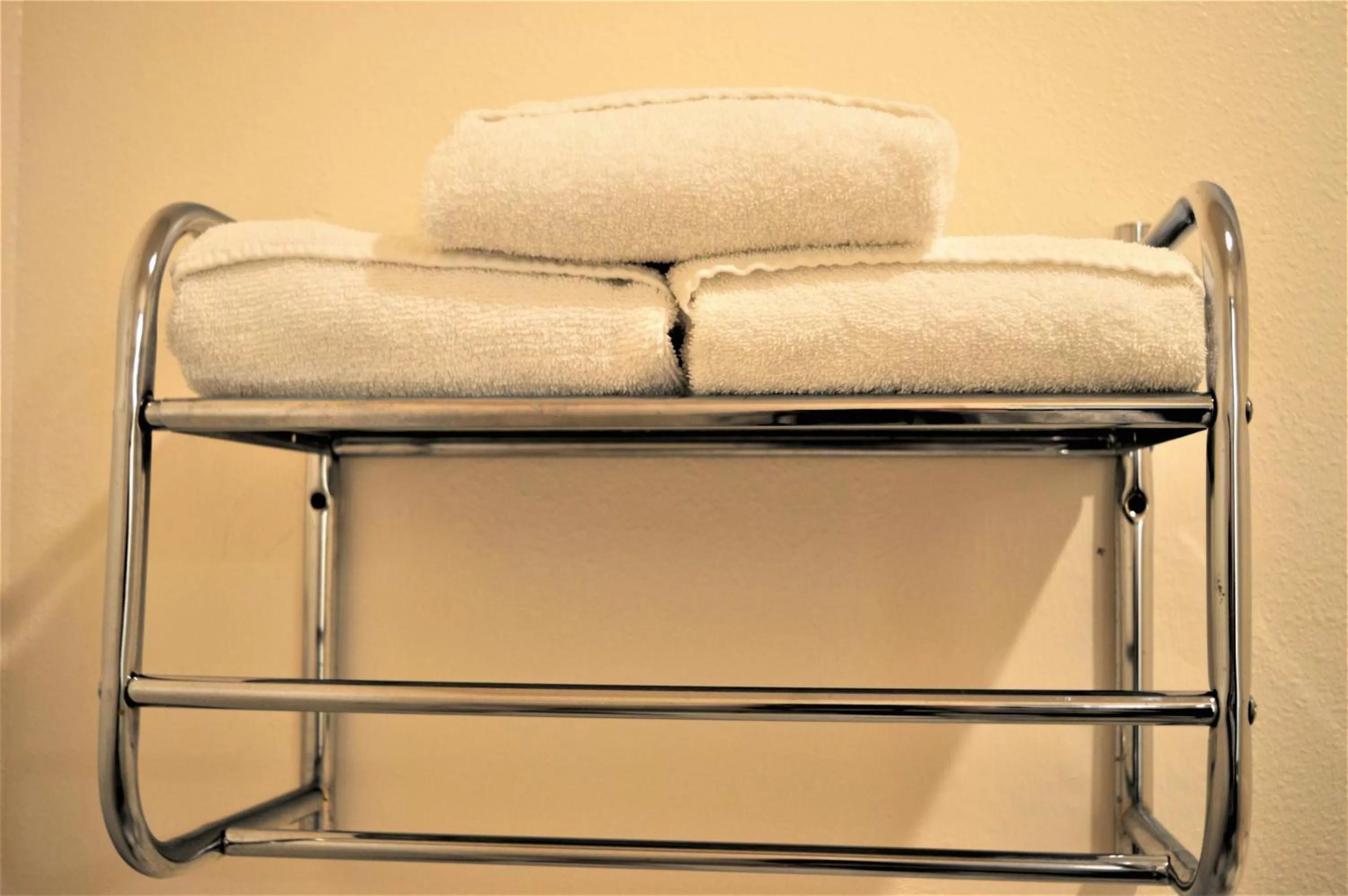 Bathroom in GuestHouse Inn Enumclaw