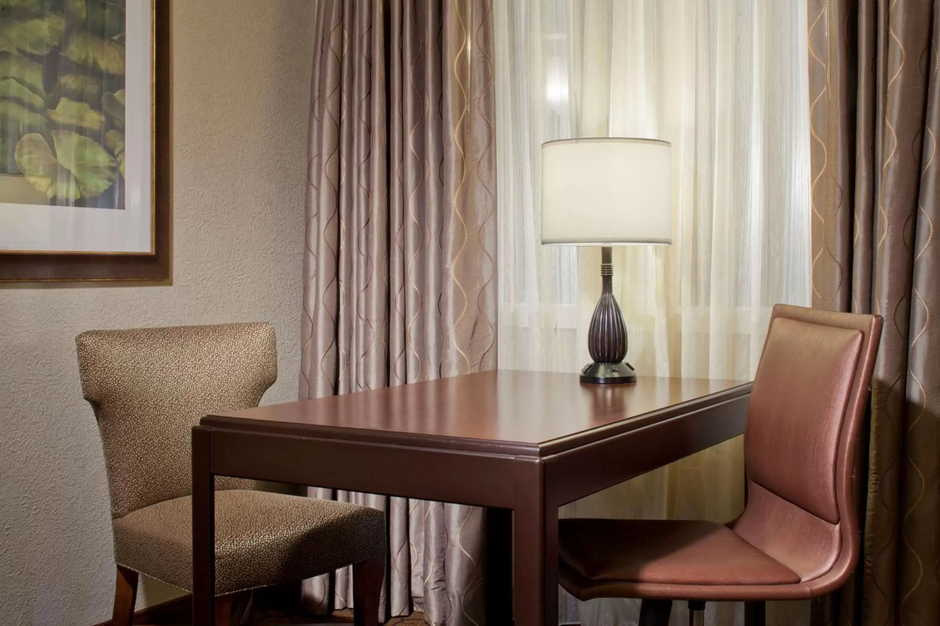 Living room, Seating Area in Embassy Suites by Hilton Dallas Near the Galleria