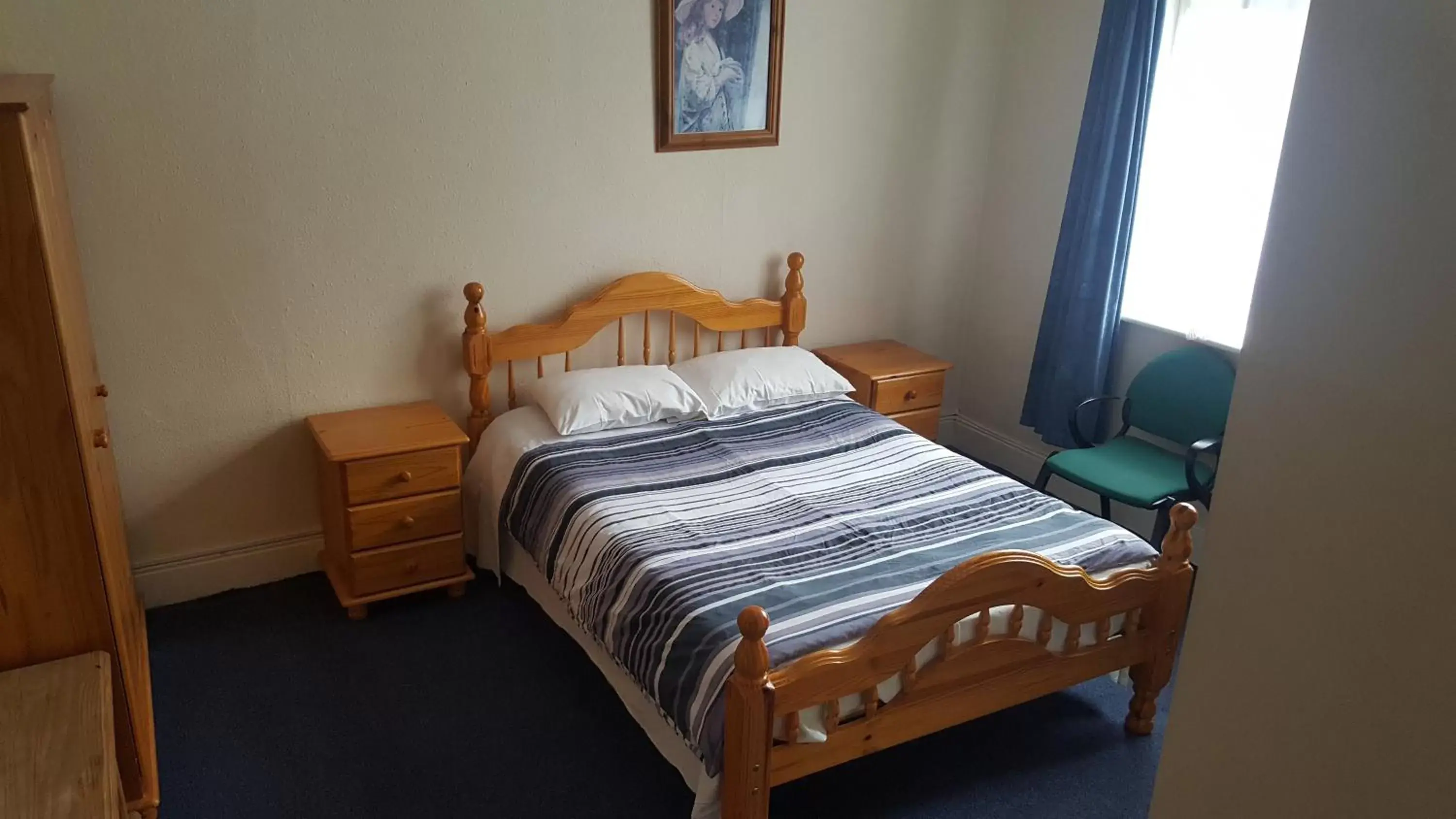 Photo of the whole room, Bed in Grafton House