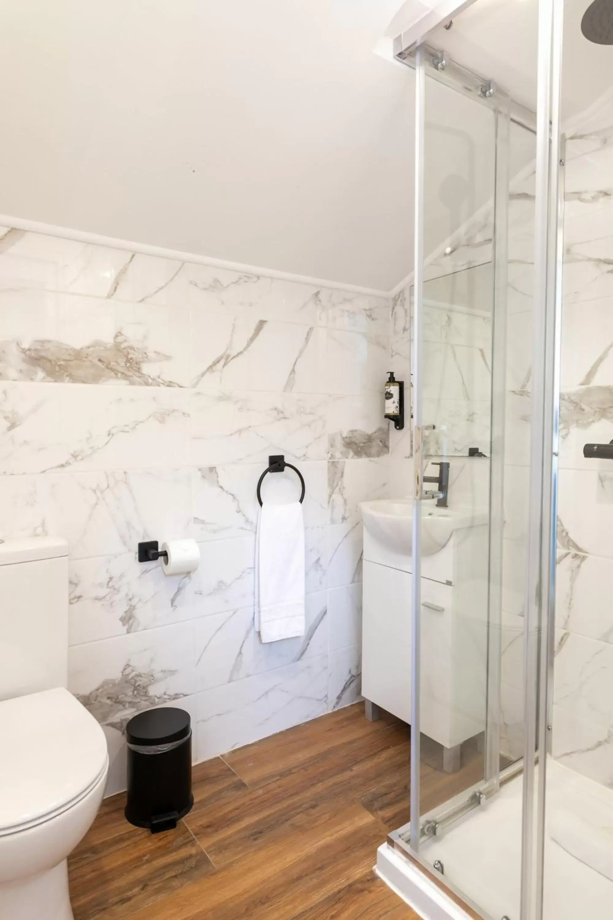 Bathroom in Lisboa 85 Suites & Apartments by RIDAN Hotels