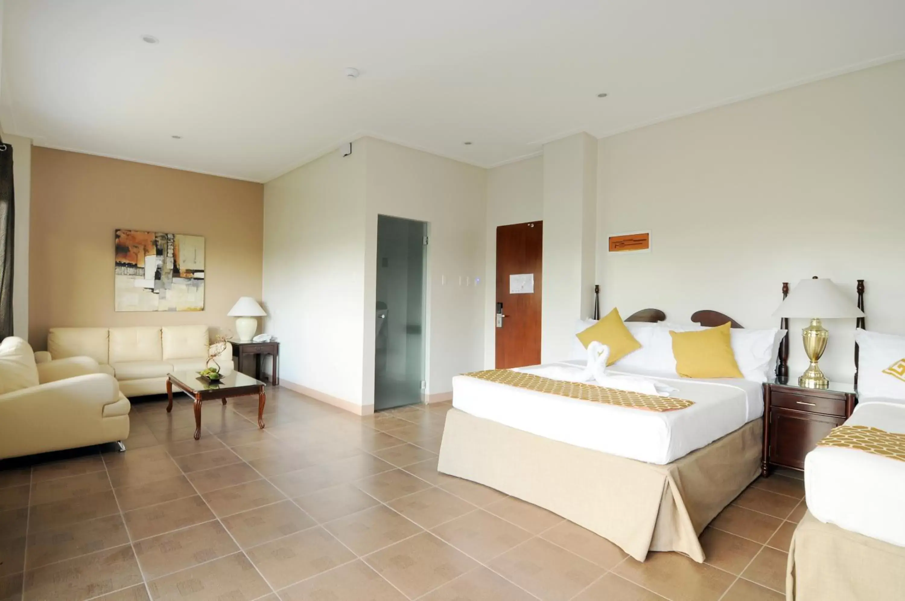 Deluxe Family Room in 717 Cesar Place Hotel Deluxe Family Room in 717 Cesar Place Hotel