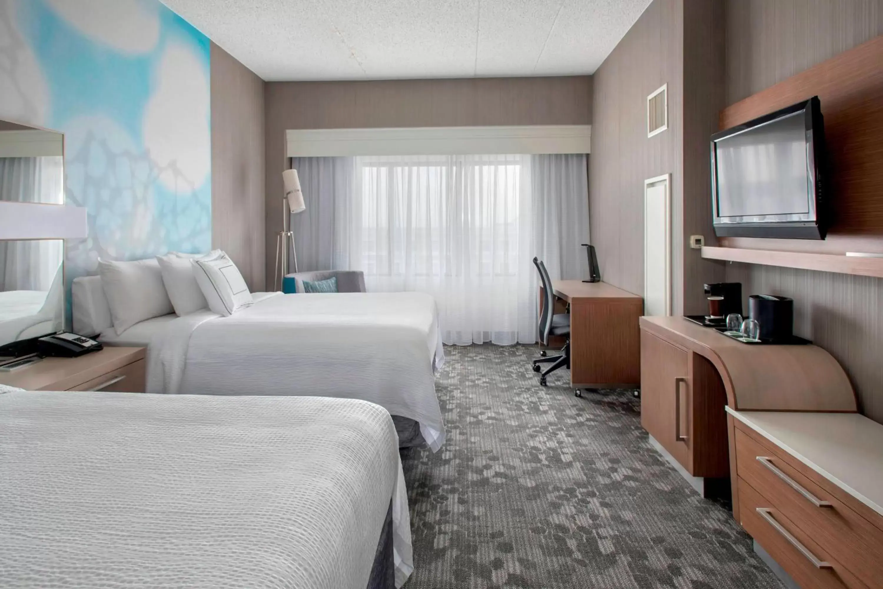 Photo of the whole room, Bed in Courtyard by Marriott Newark Elizabeth