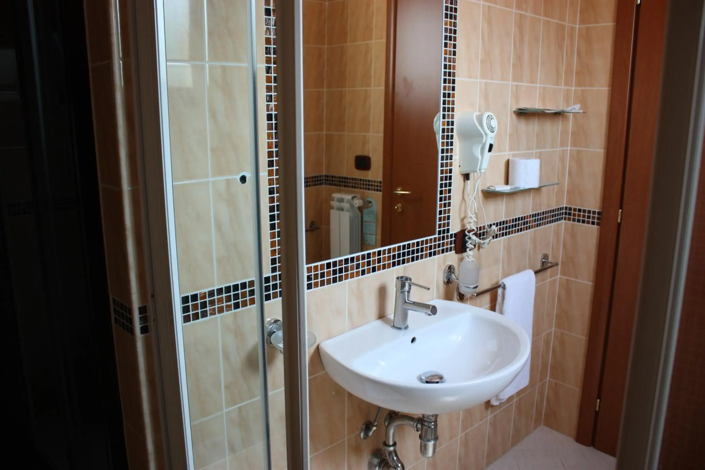 Shower, Bathroom in Il Giardino degli Aranci