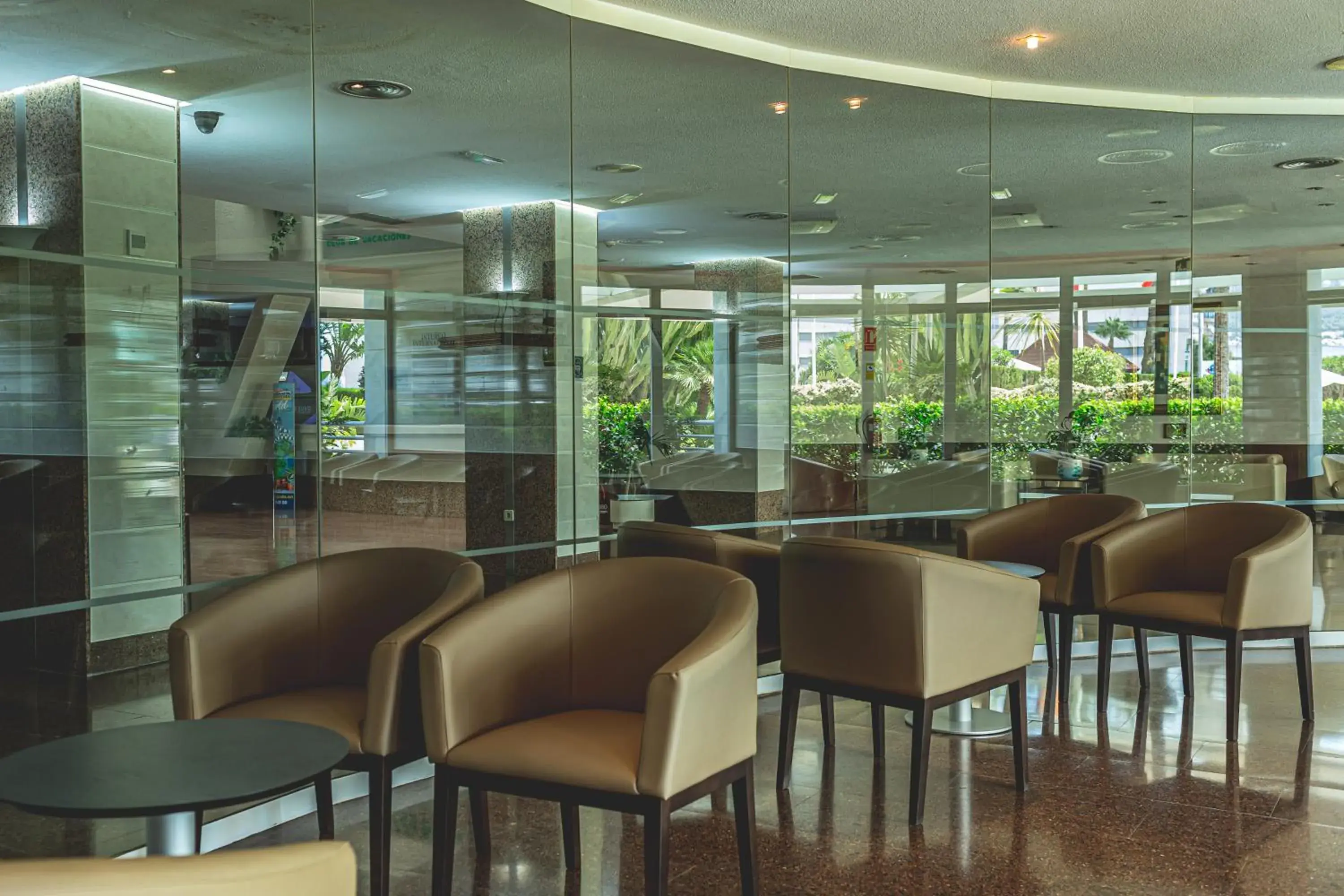 Lounge or bar, Restaurant/Places to Eat in AR Roca Esmeralda & Spa Hotel