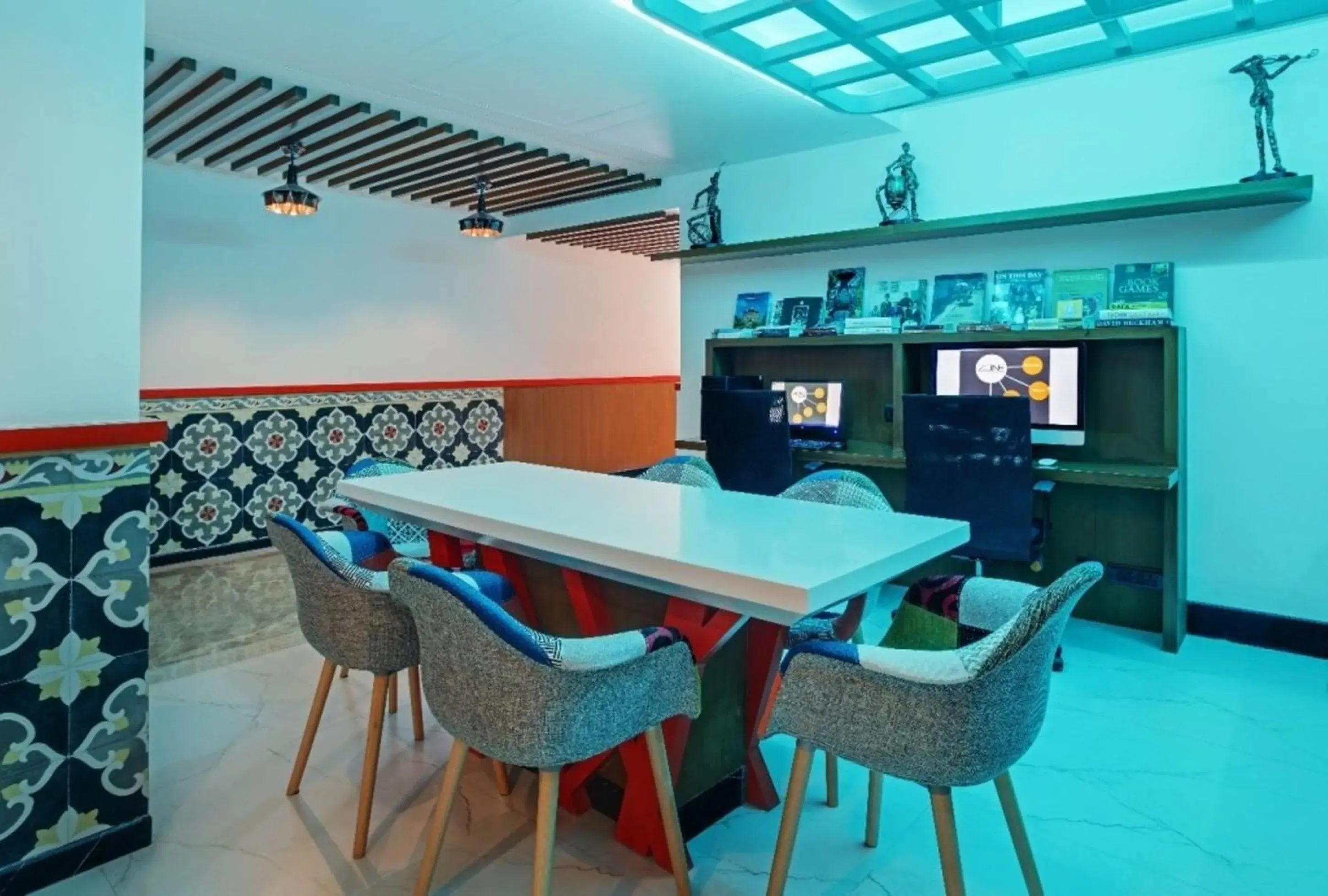 Communal lounge/ TV room in Zone by The Park, Chennai