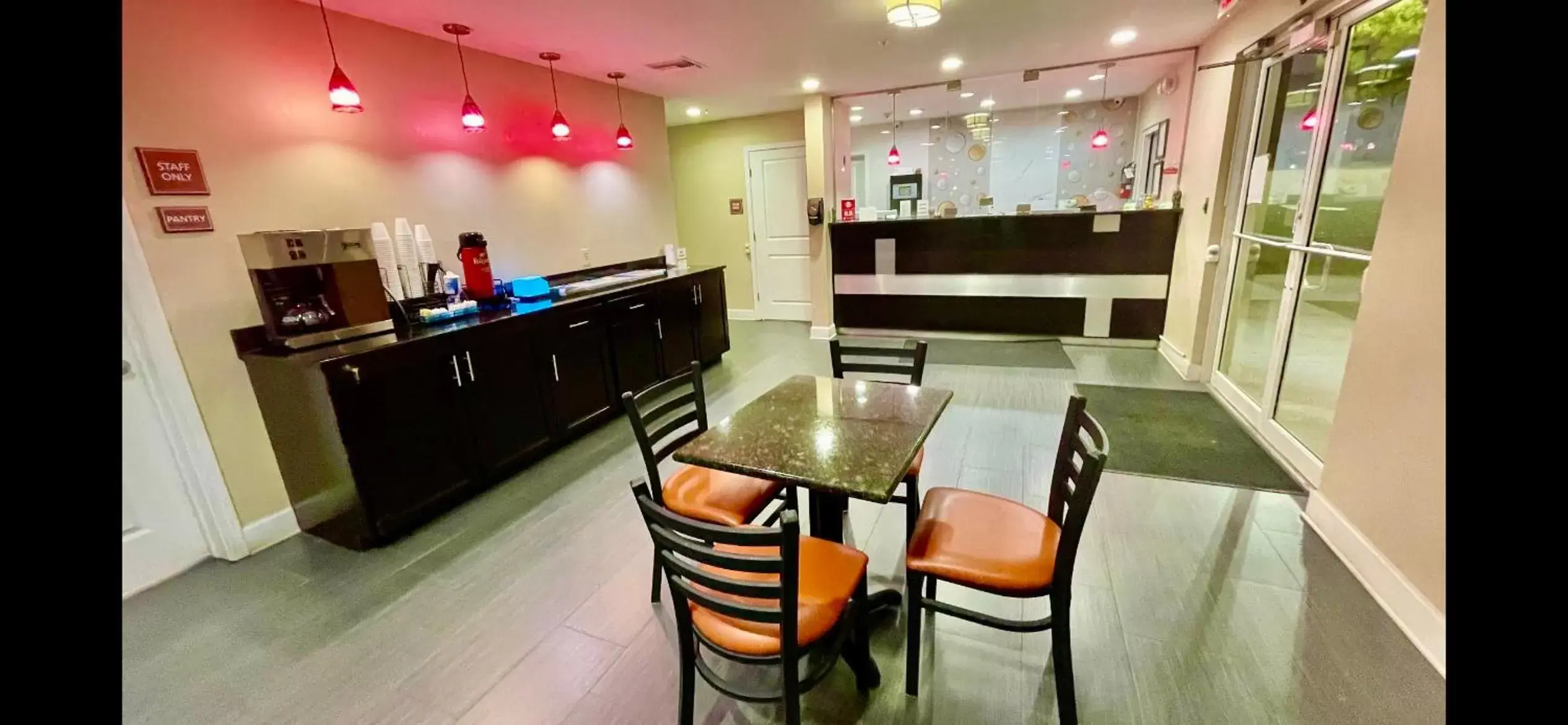 Coffee/tea facilities, Kitchen/Kitchenette in Garden Inn and Suites