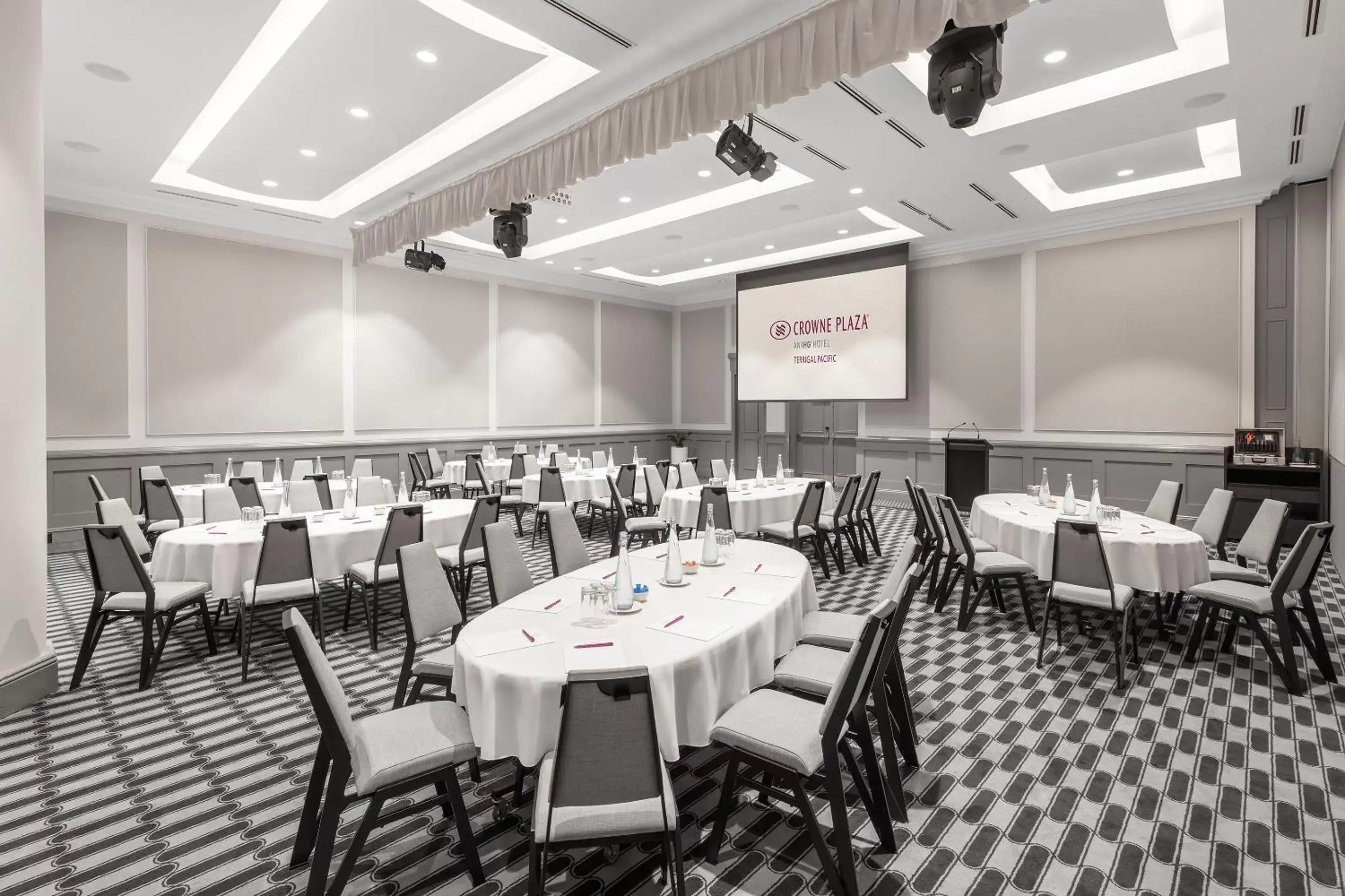 Meeting/conference room, Restaurant/Places to Eat in Crowne Plaza Terrigal Pacific, an IHG Hotel