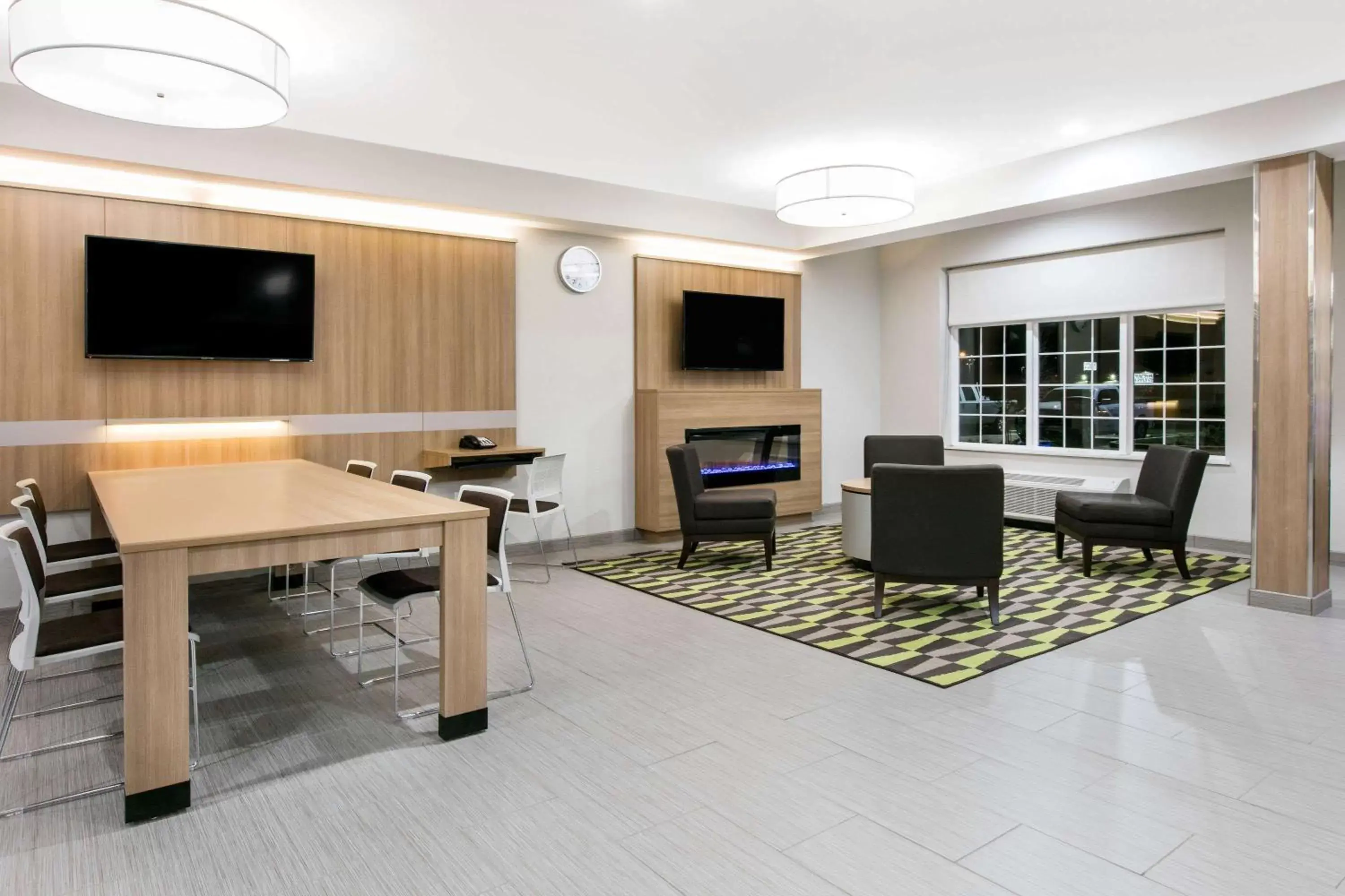Lobby or reception, TV/Entertainment Center in Microtel Inn & Suites by Wyndham Lubbock
