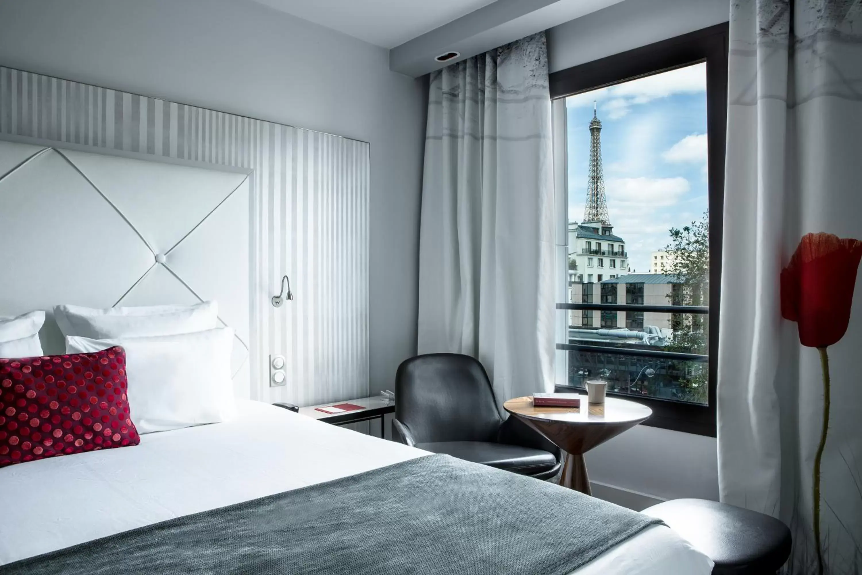 Bedroom, Bed in Le Parisis - Paris Tour Eiffel