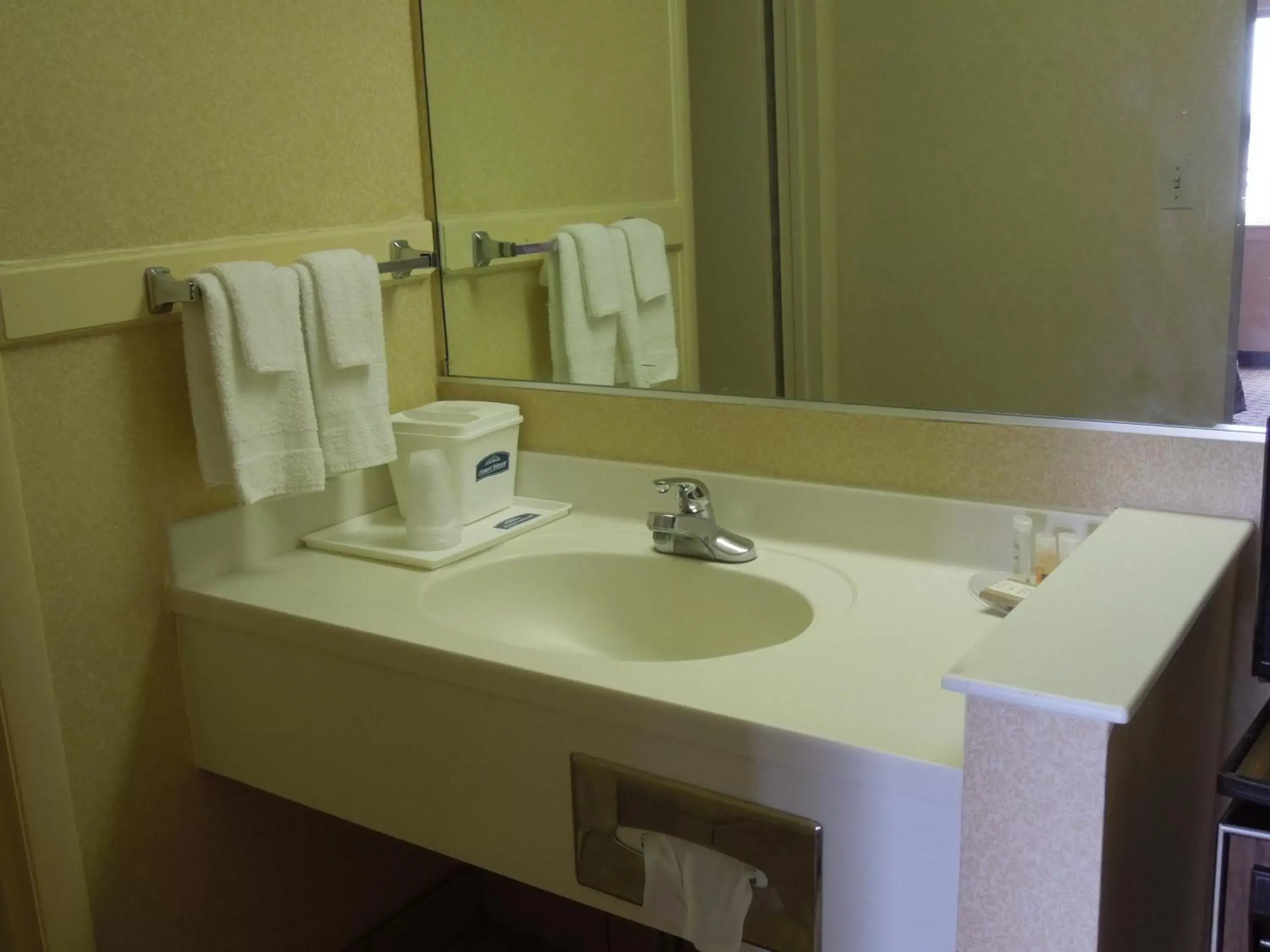 Bathroom in Howard Johnson by Wyndham Virginia Beach