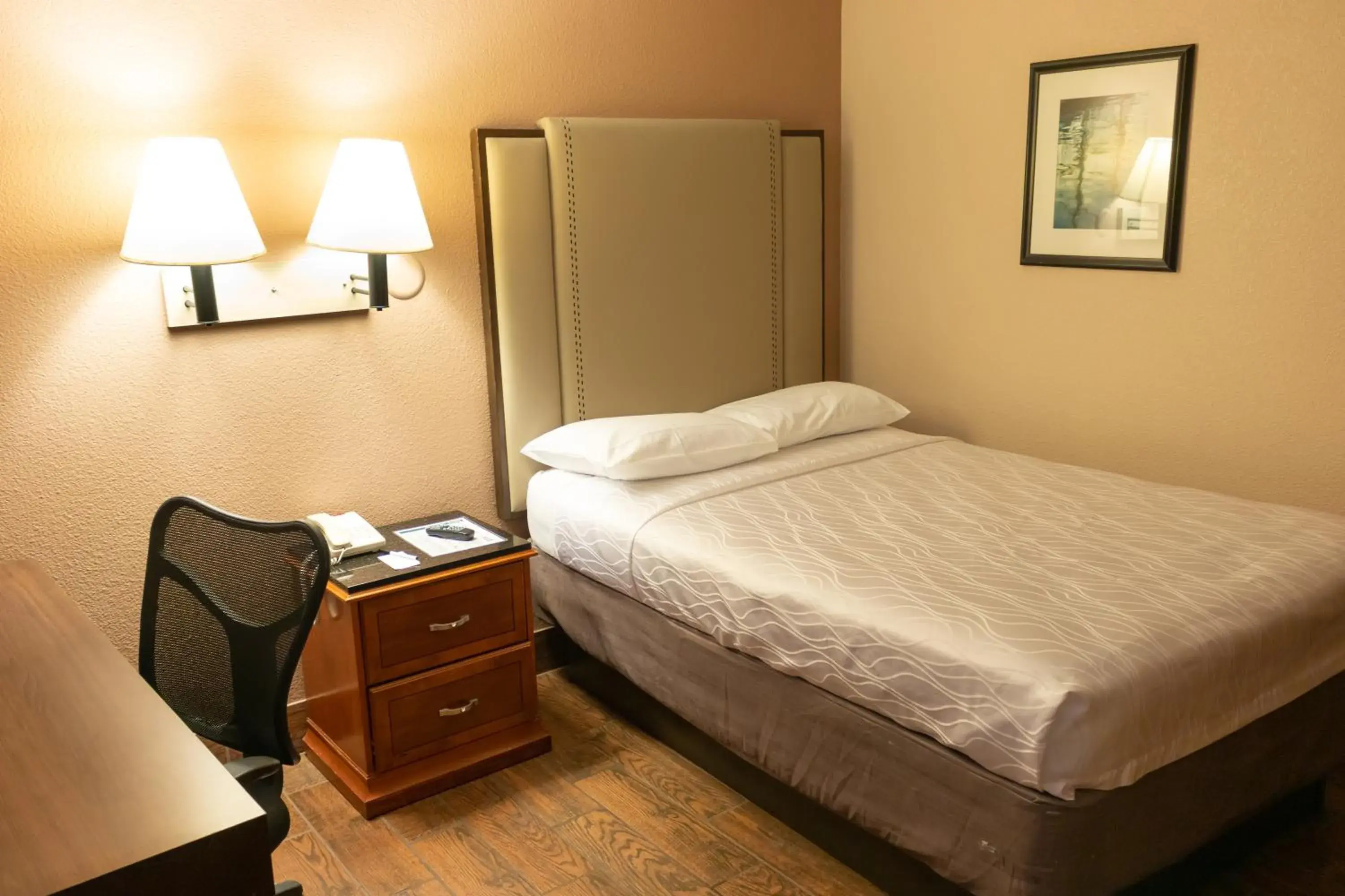 Bed in Budgetel Inn & Suites