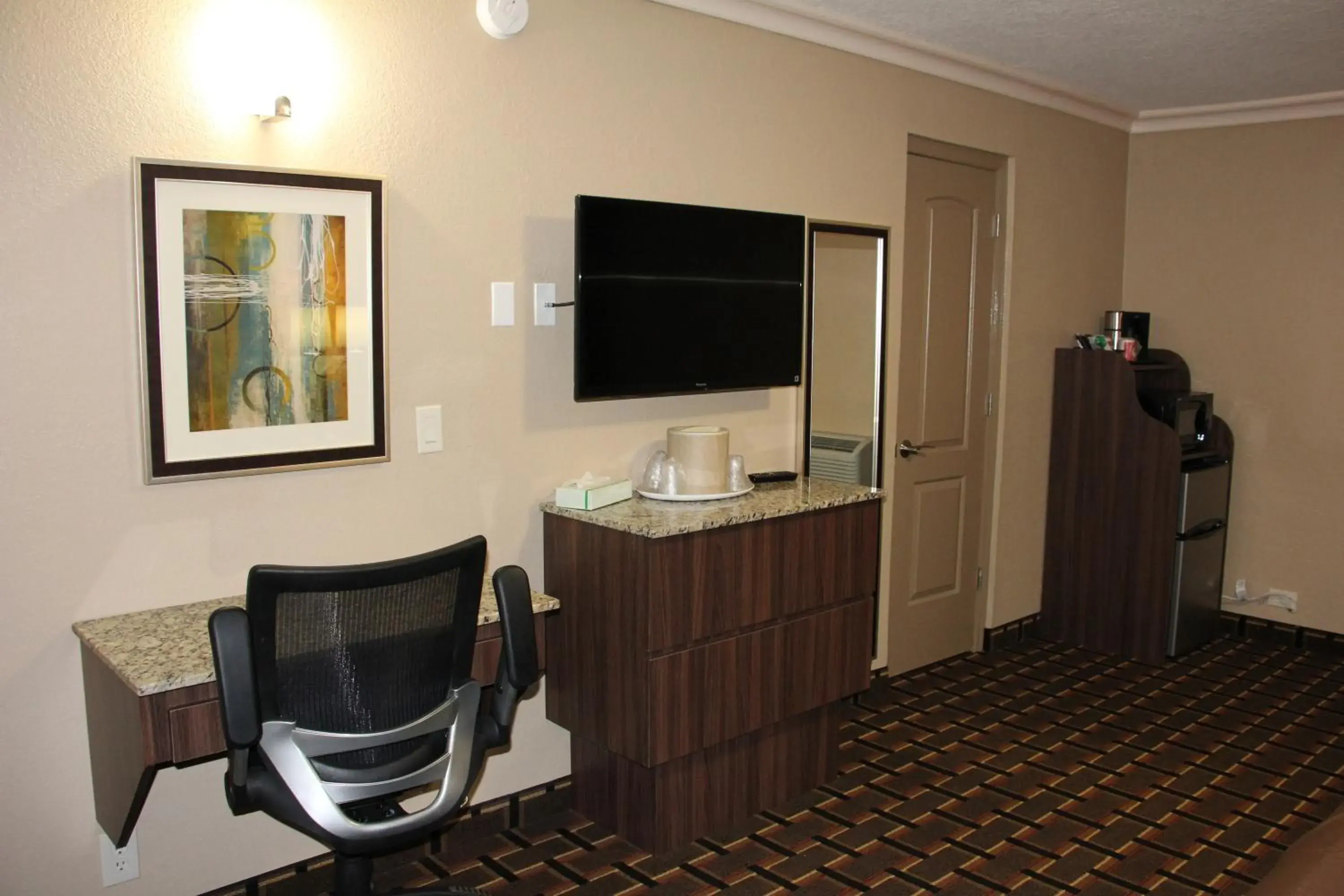 Photo of the whole room, TV/Entertainment Center in Budget Inn Lake Wales