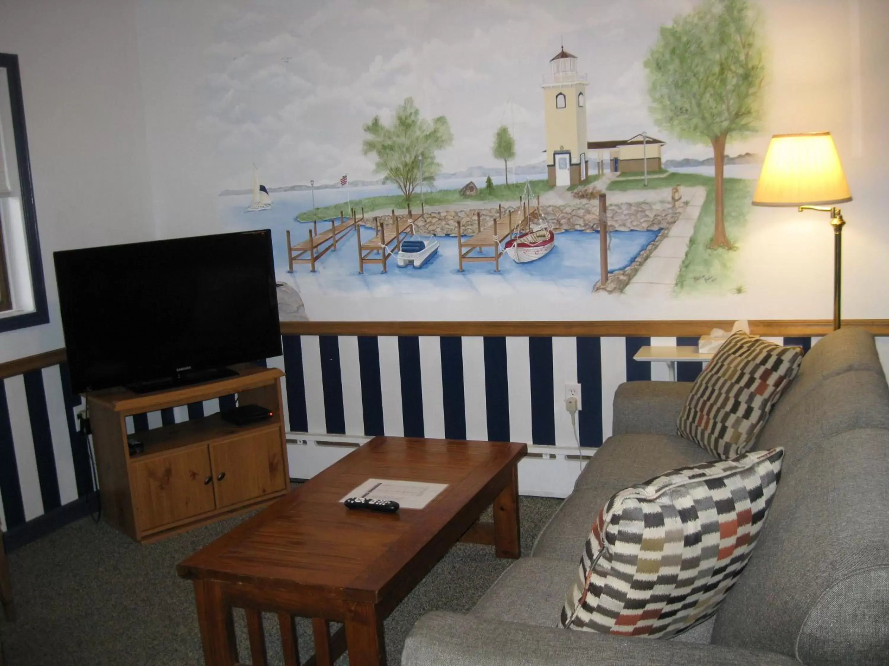 Seating area, TV/Entertainment Center in Boyne City Motel