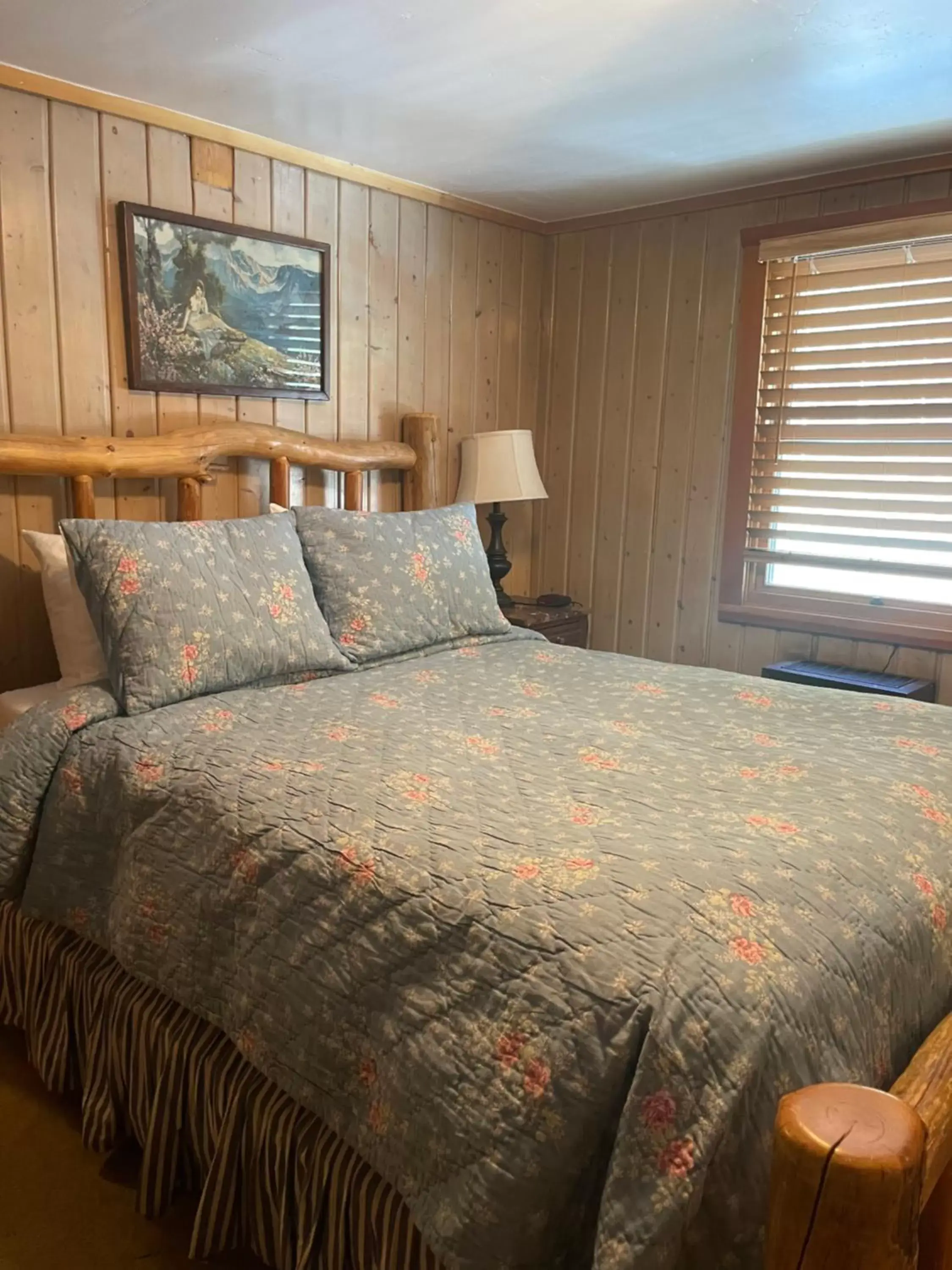 Bed in Silver Fork Lodge & Restaurant