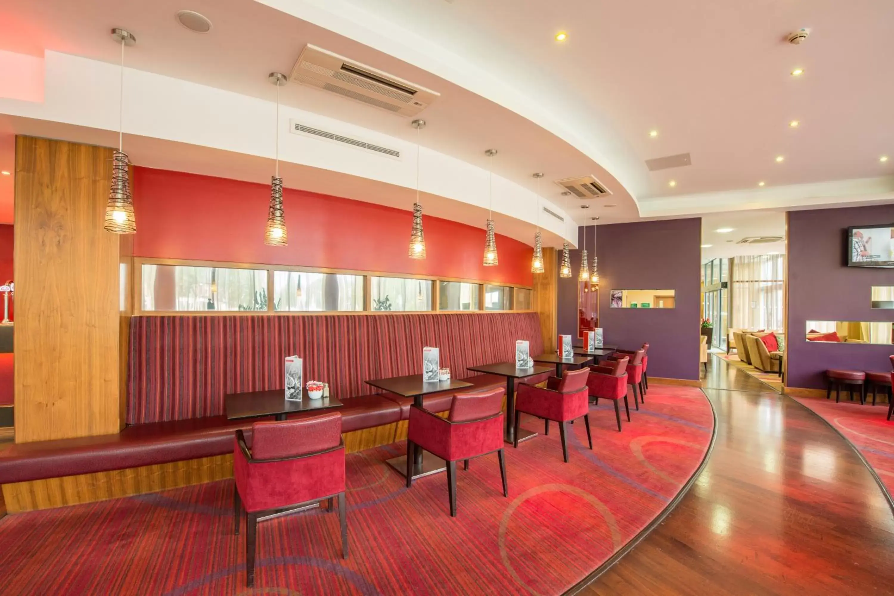 Lounge or bar, Restaurant/Places to Eat in Holiday Inn Norwich City, an IHG Hotel