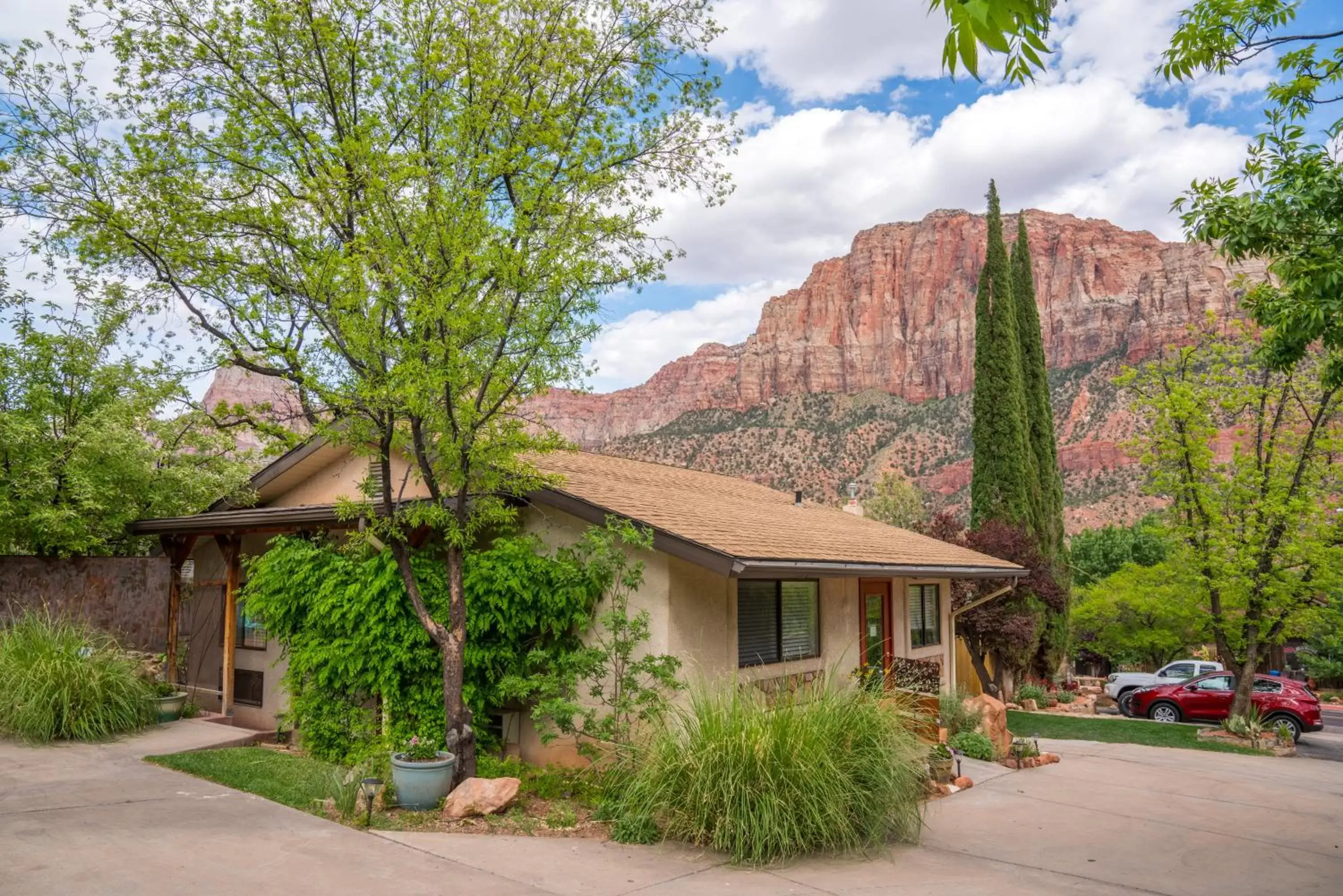 Property Building in Red Rock Inn Cottages