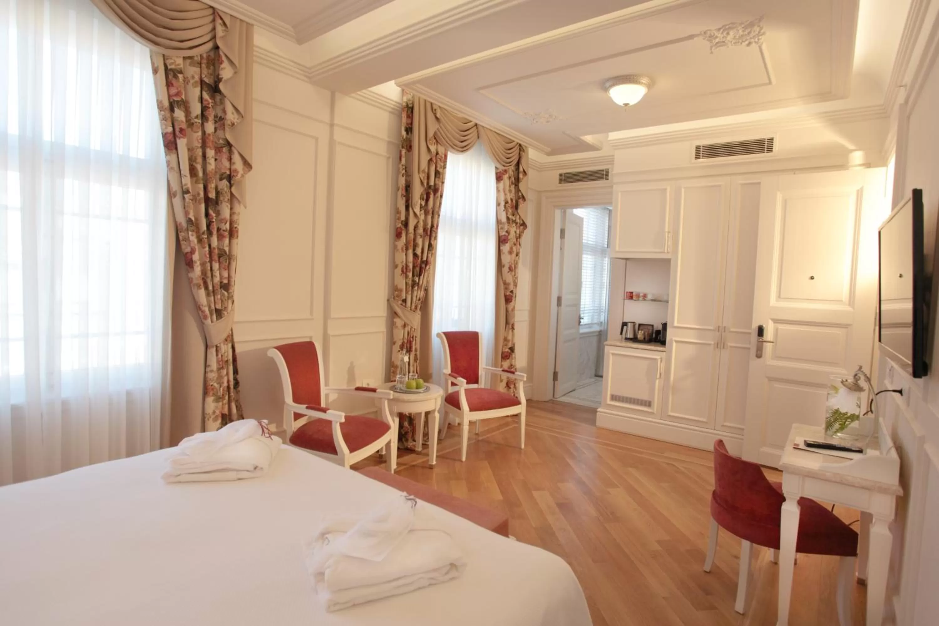 Coffee/tea facilities, Bed in Corinne Art & Boutique Hotel