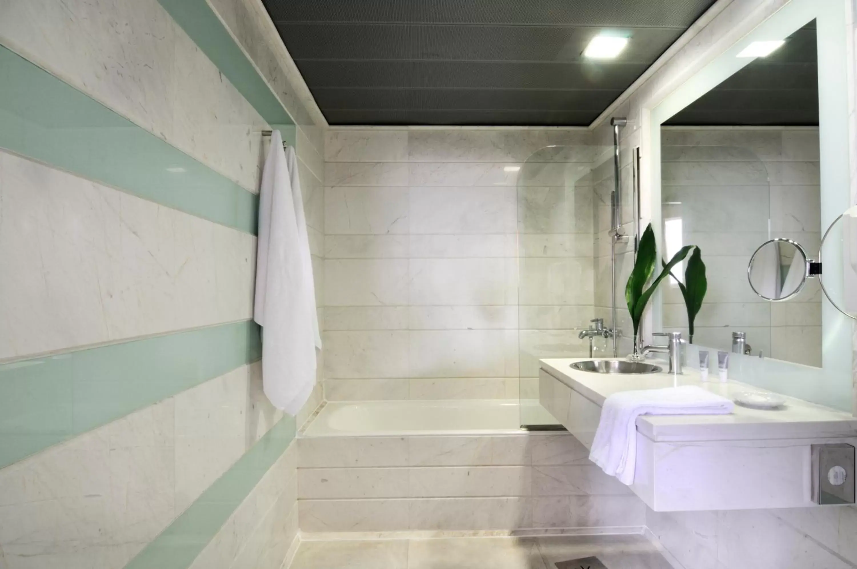 Bathroom in Dorian Inn - Sure Hotel Collection by Best Western