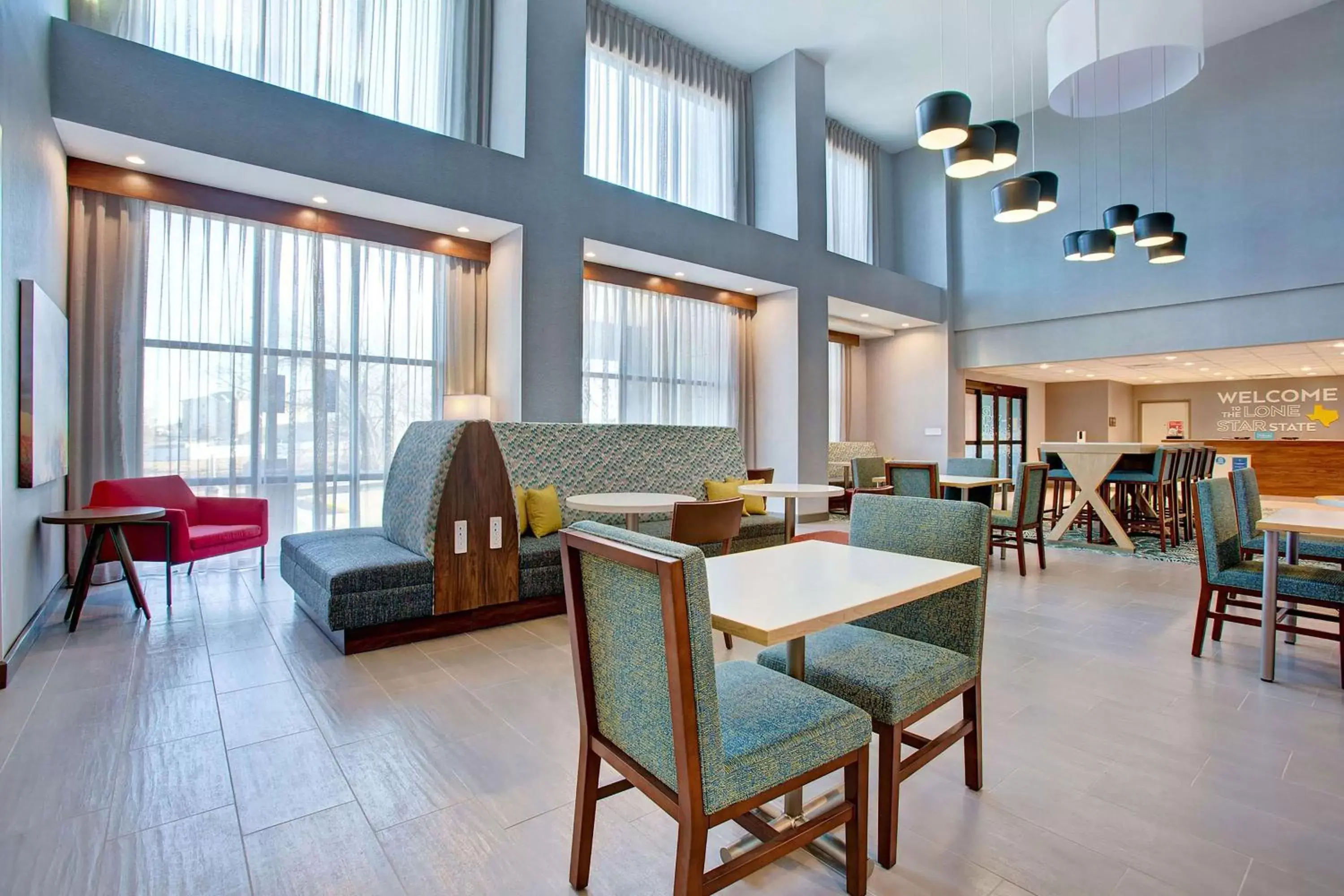 Lobby or reception, Lounge/Bar in Hampton Inn & Suites Borger