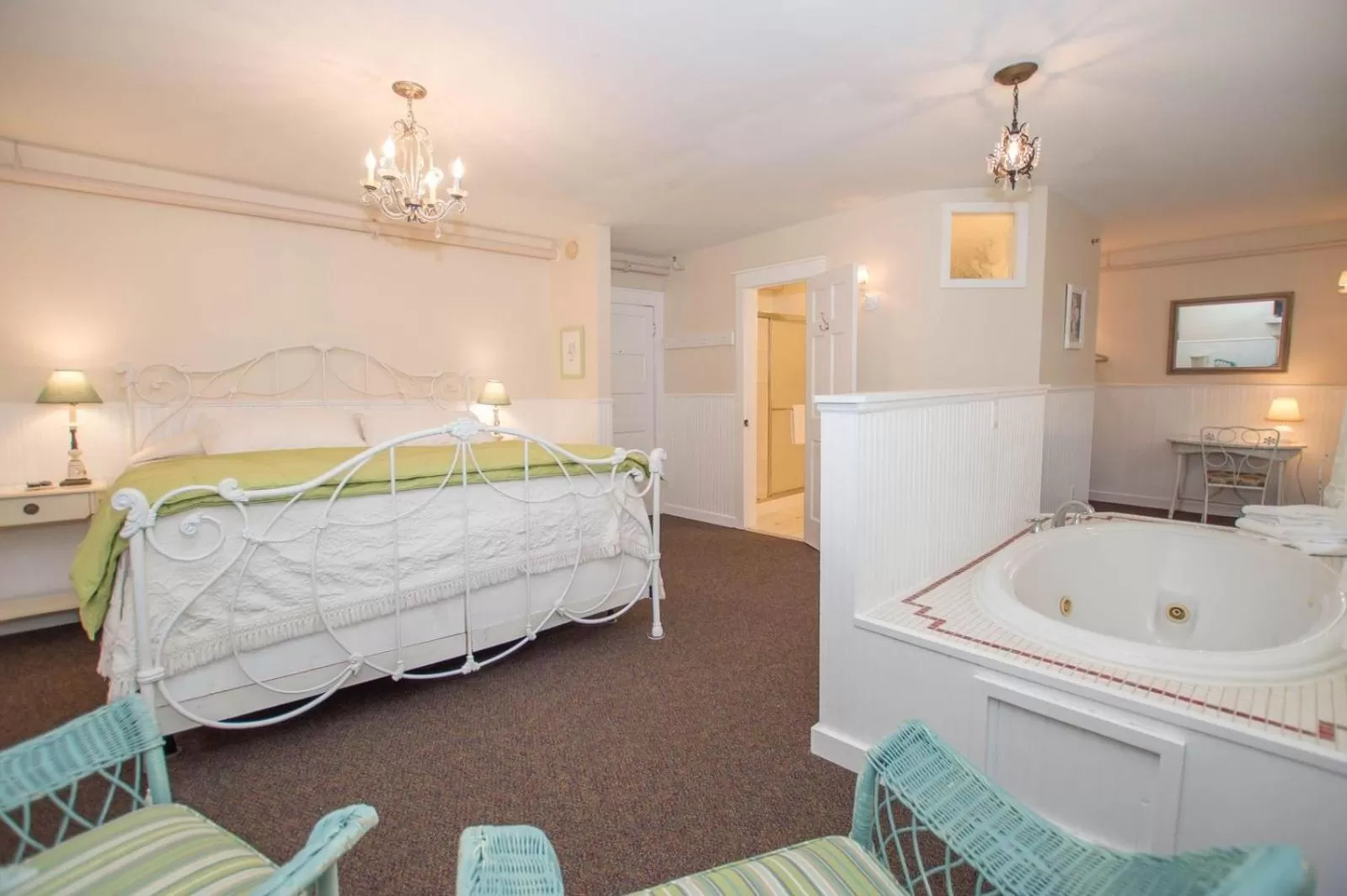 Shower, Bed in Terrace Inn and 1911 Restaurant