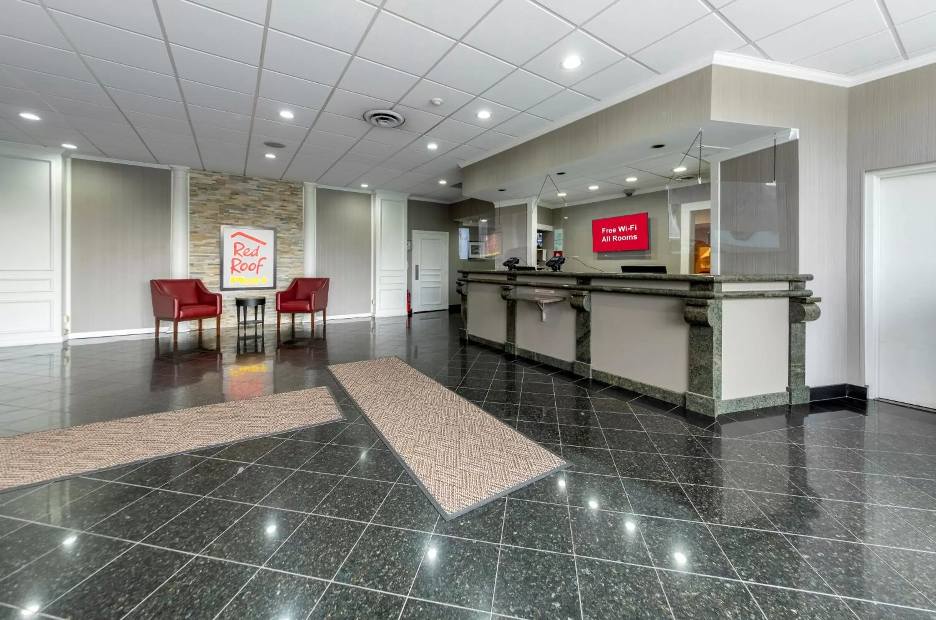 Lobby or reception in Red Roof PLUS Newark Liberty Airport - Carteret Lobby or reception in Red Roof PLUS Newark Liberty Airport - Carteret