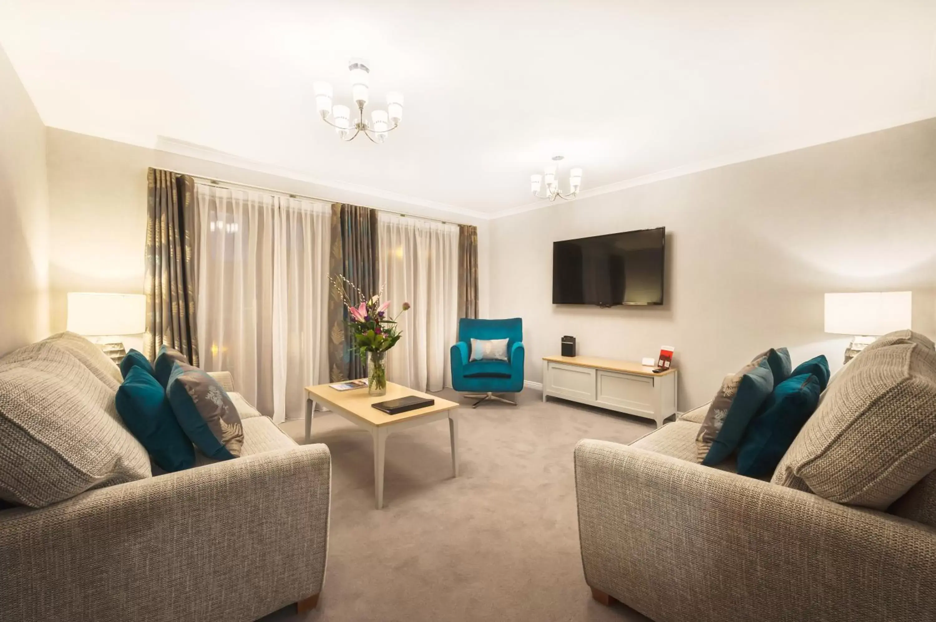 Living room, Seating Area in The Knight Residence by Mansley