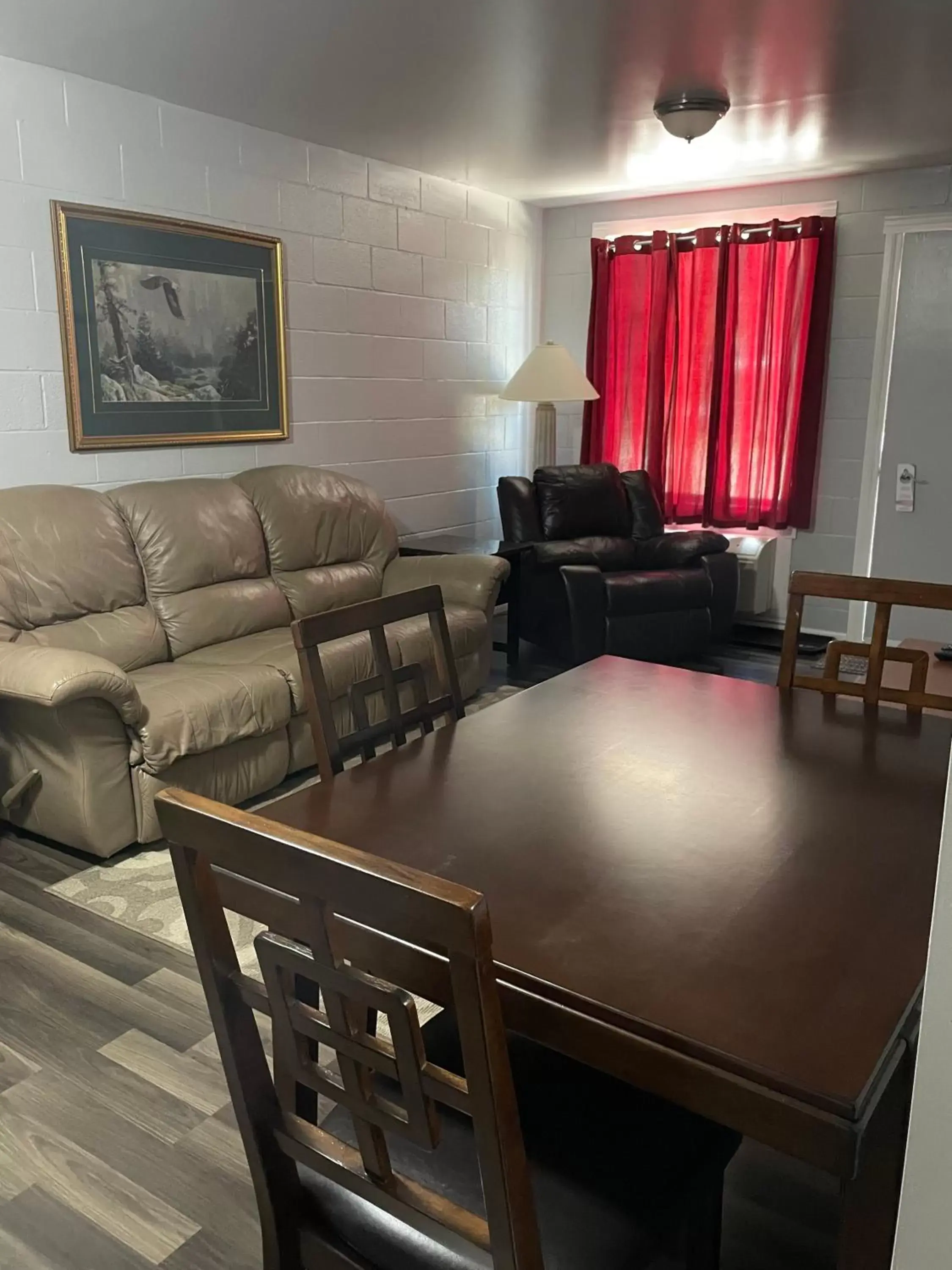 Living room, Seating Area in Arrow Lake Motel