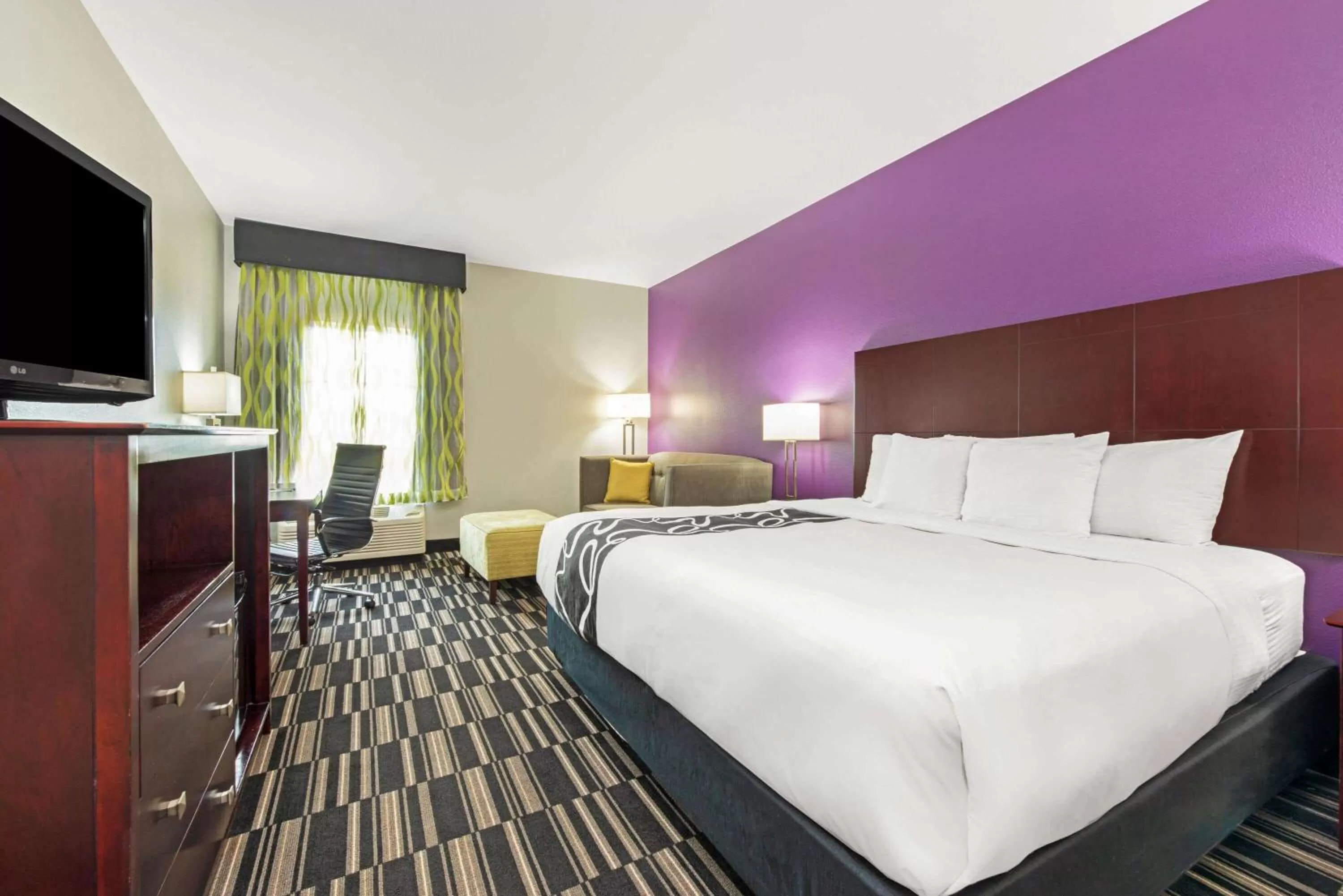 Photo of the whole room, Bed in La Quinta by Wyndham Bridge City-Orange