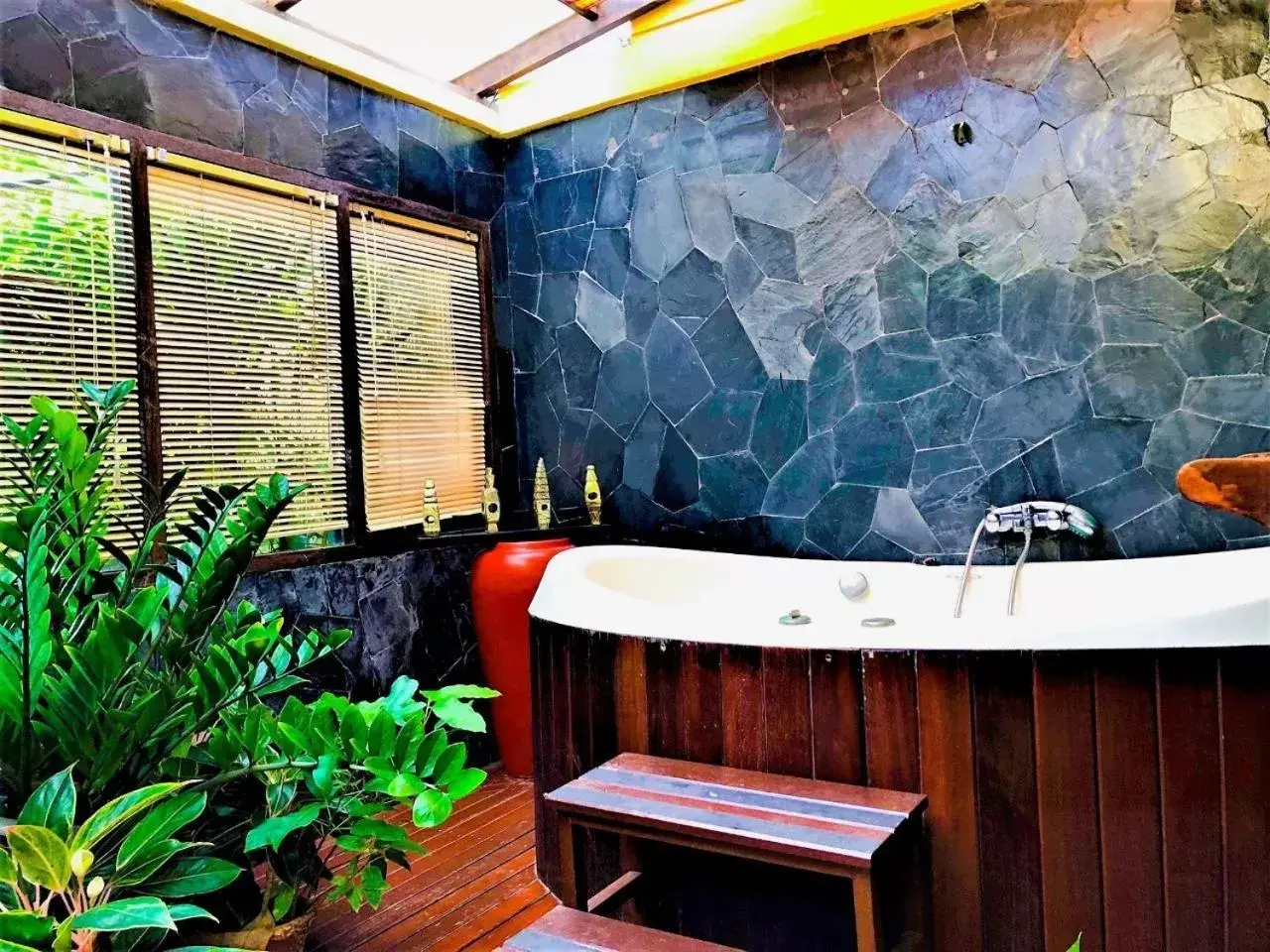 Hot Tub, Bathroom in Birds and Bees Resort