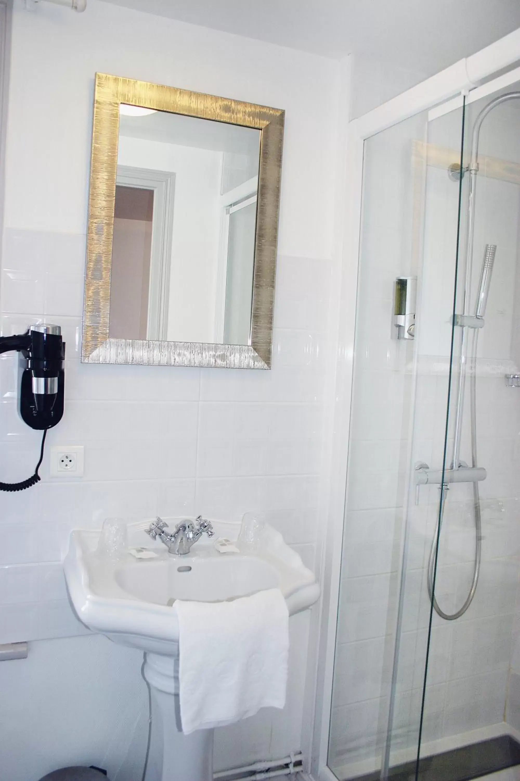 Bathroom in The Originals Boutique, Hôtel La Colonne de Bronze, Saint-Valéry-sur-Somme (Inter-Hotel)