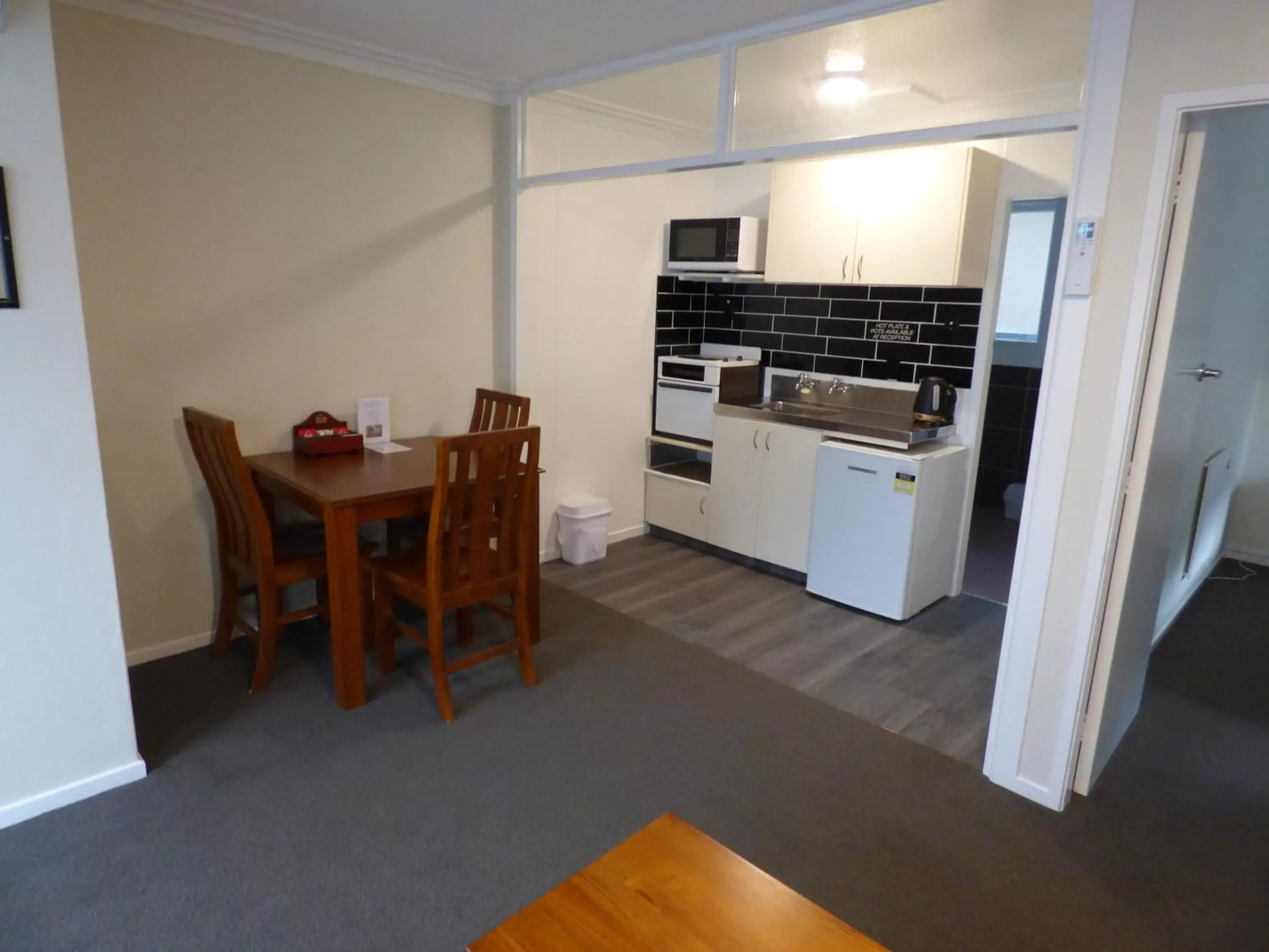 Kitchen/Kitchenette in Sahara Motels