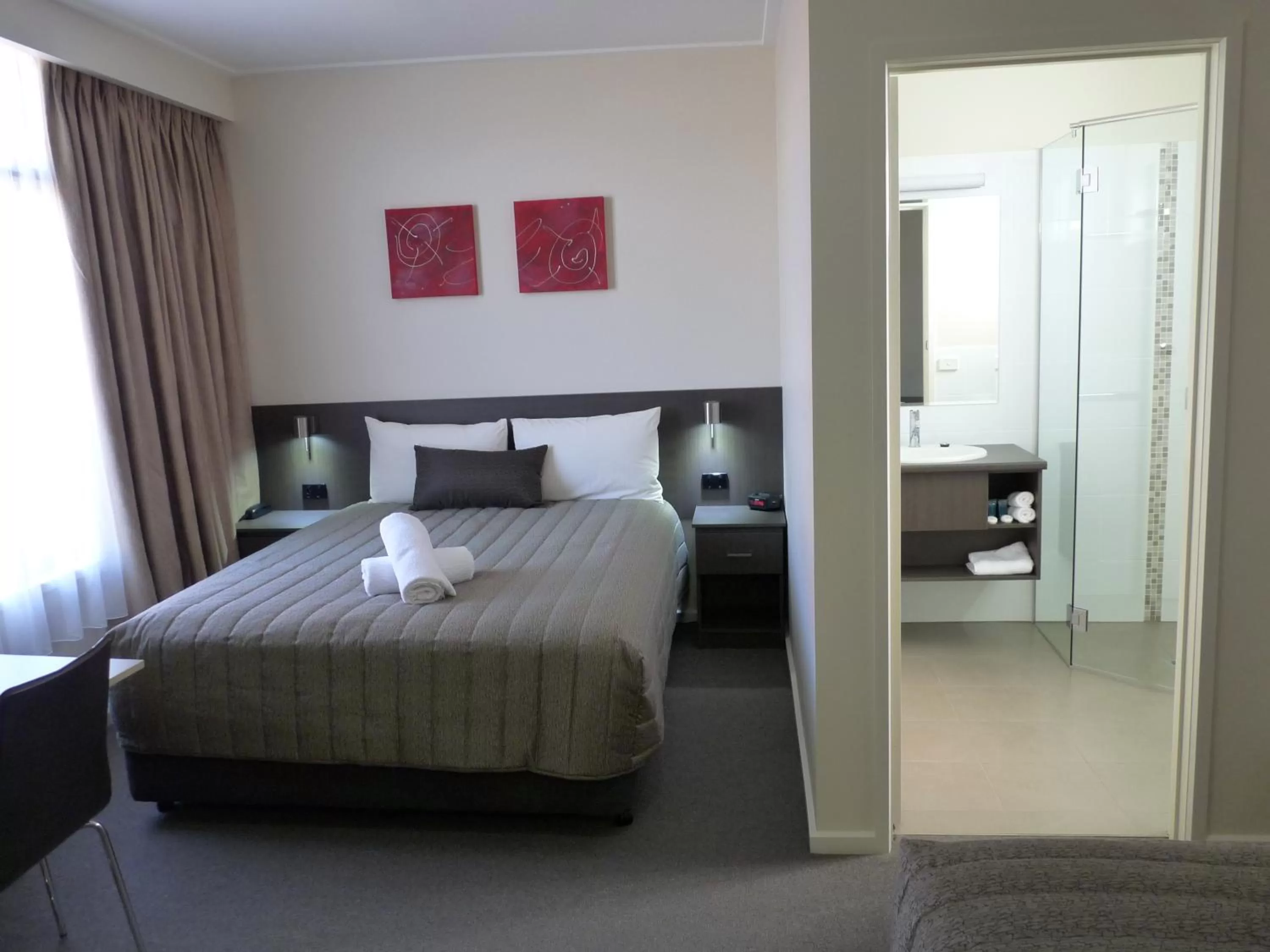 Shower, Bed in Loddon River Motel Kerang