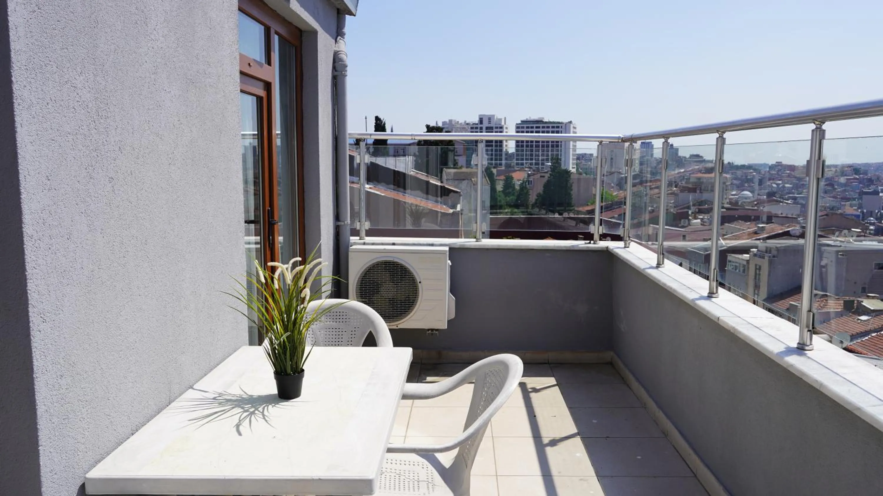 Day in Overland Residence