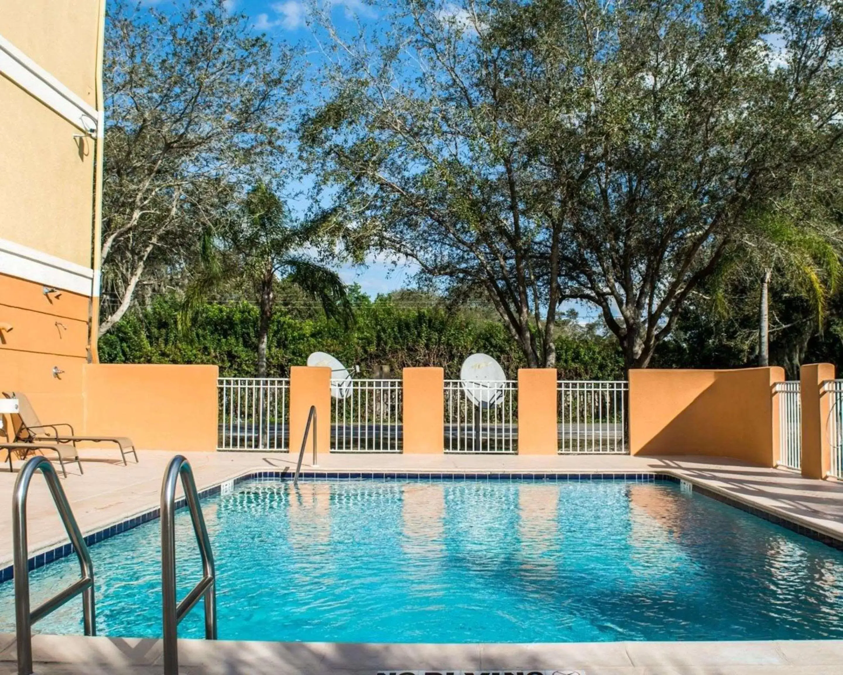 On site, Swimming Pool in Comfort Inn Fort Myers Northeast