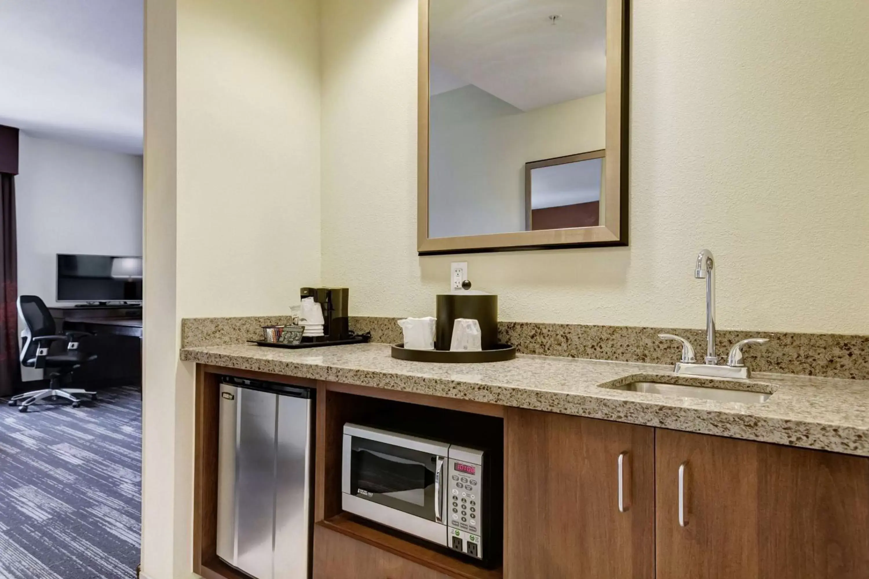 Kitchen or kitchenette, Kitchen/Kitchenette in Hampton Inn Poplar Bluff