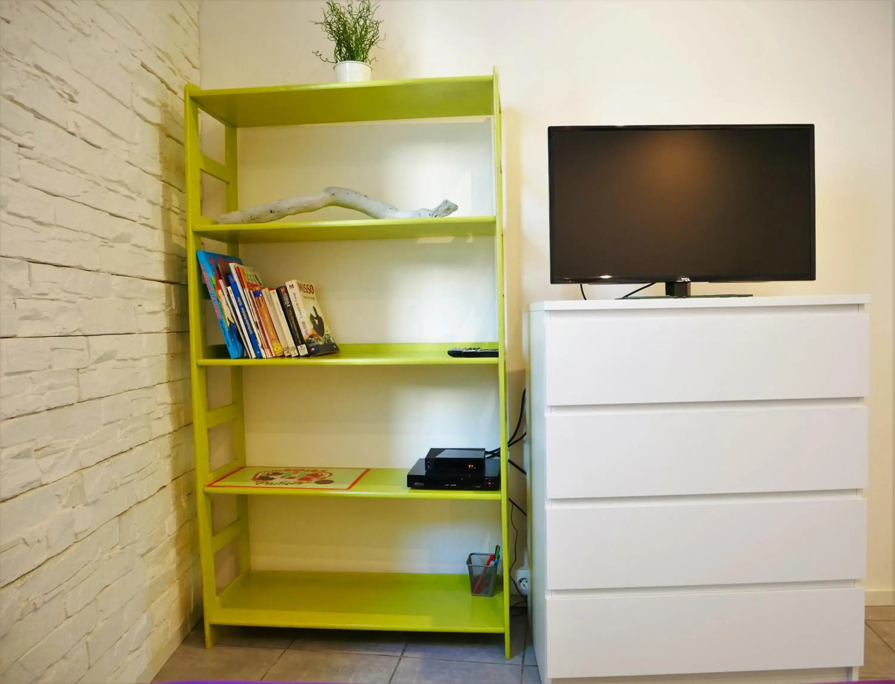 Bedroom, TV/Entertainment Center in L'oriflamme