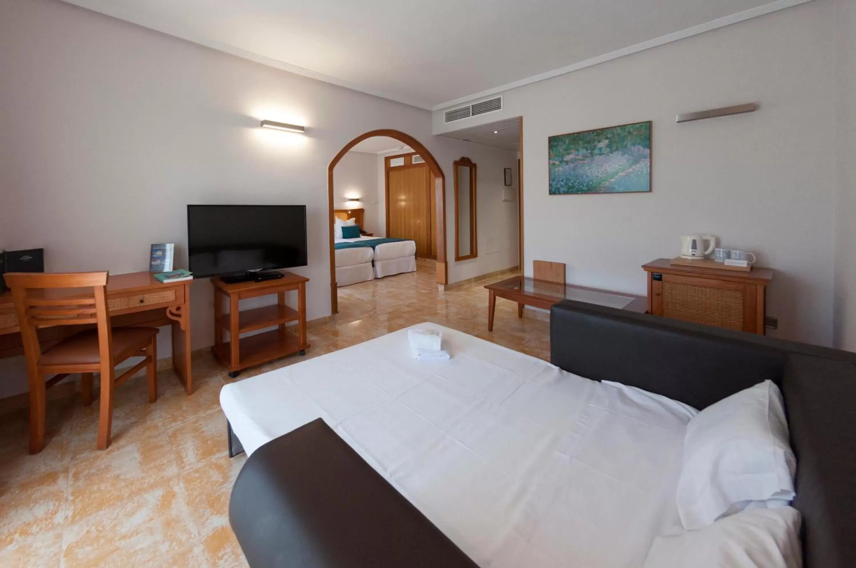 Bed, TV/Entertainment Center in Hotel La Laguna Spa & Golf