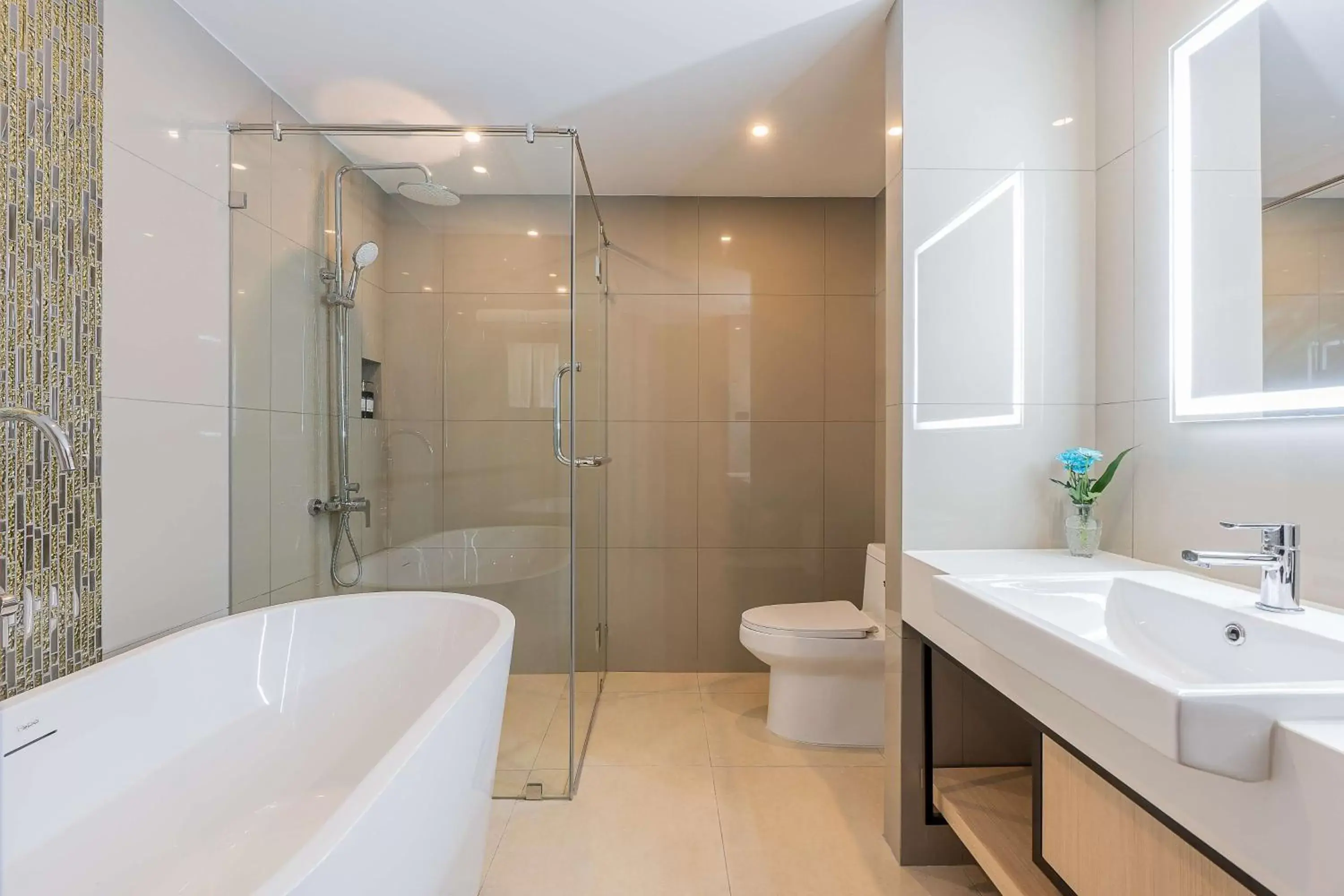 Shower, Bathroom in Best Western Nada Don Mueang Airport hotel