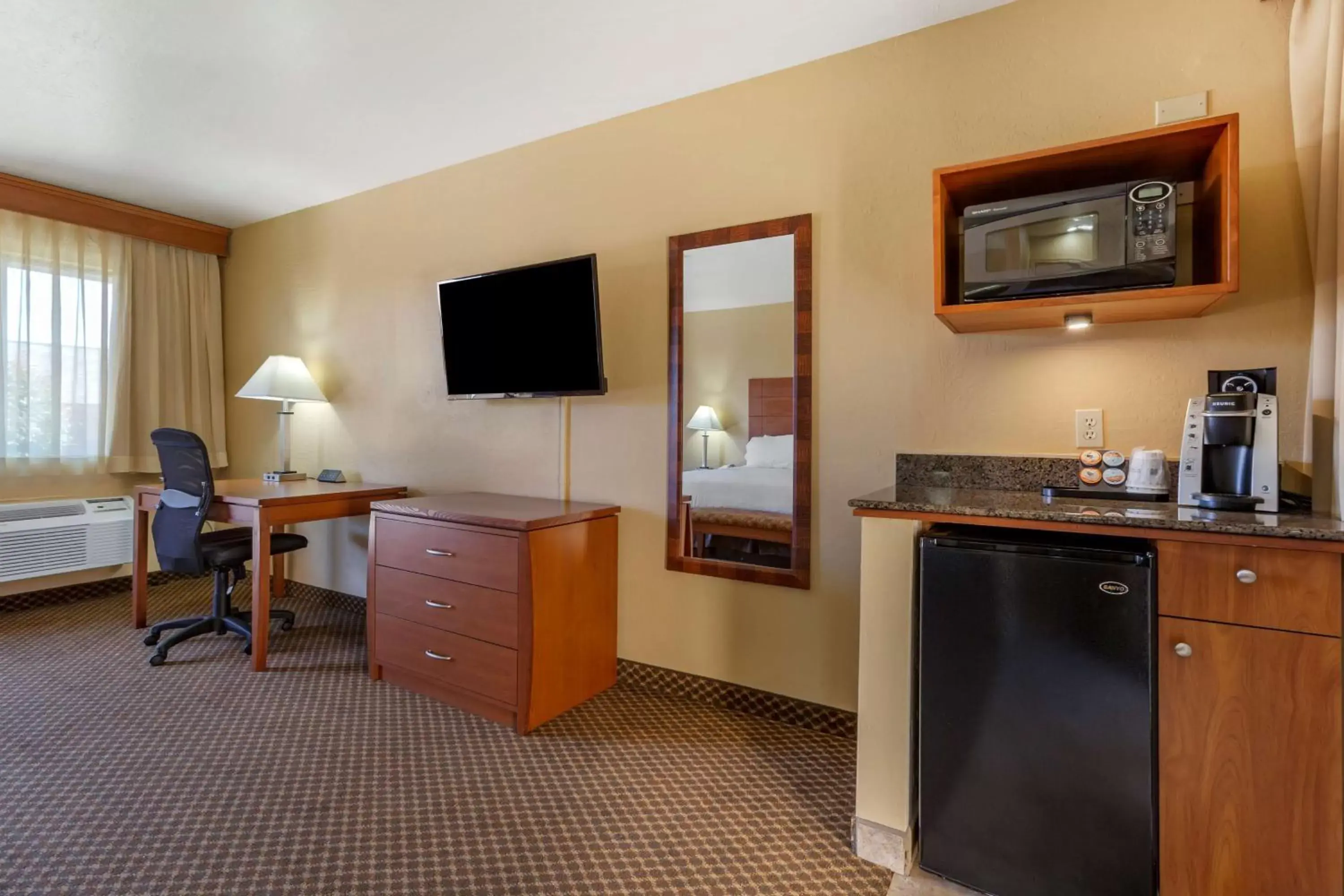 TV and multimedia, TV/Entertainment Center in Best Western Cottonwood Inn