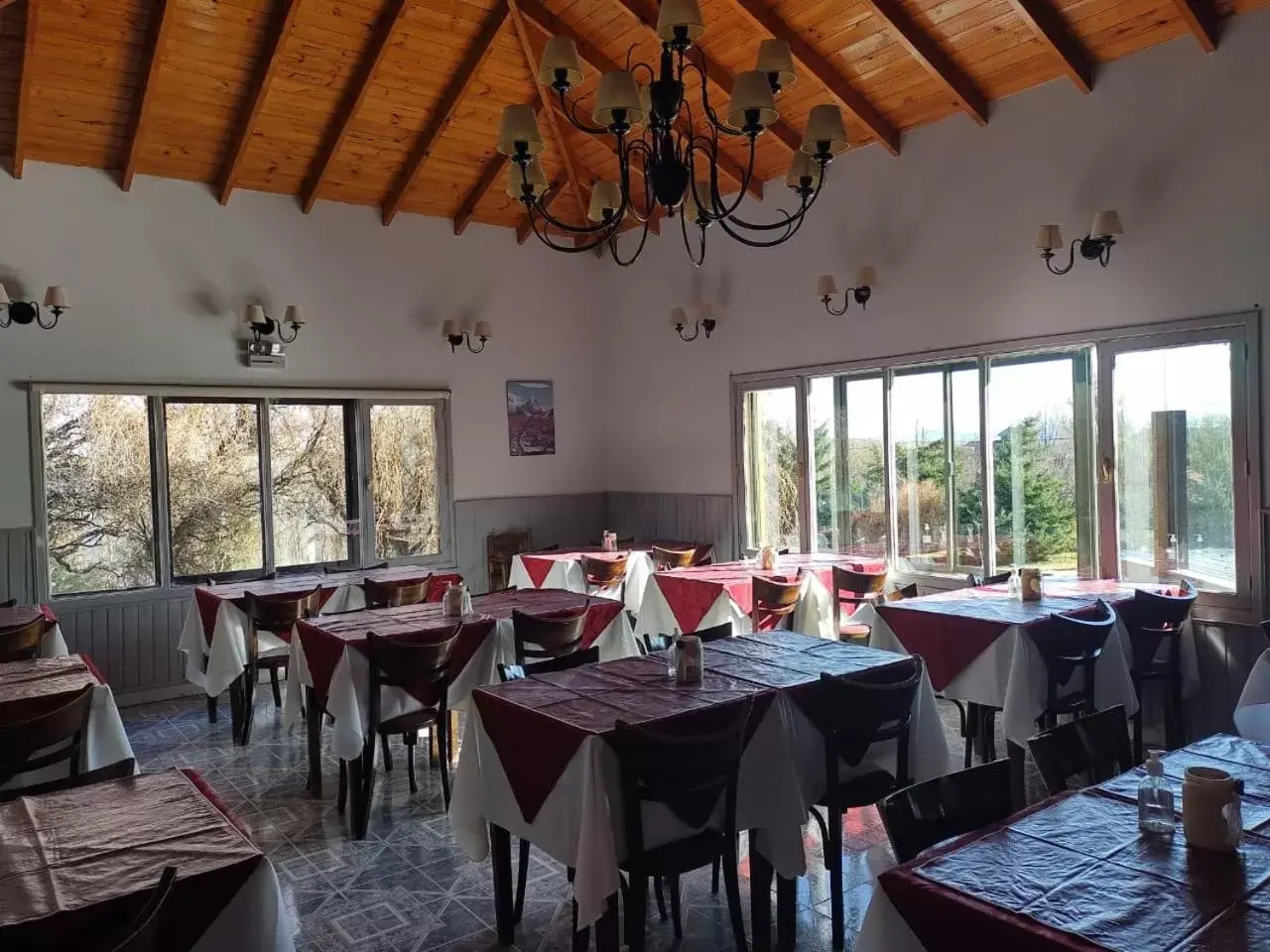 Restaurant/Places to Eat in Hotel Picos Del Sur