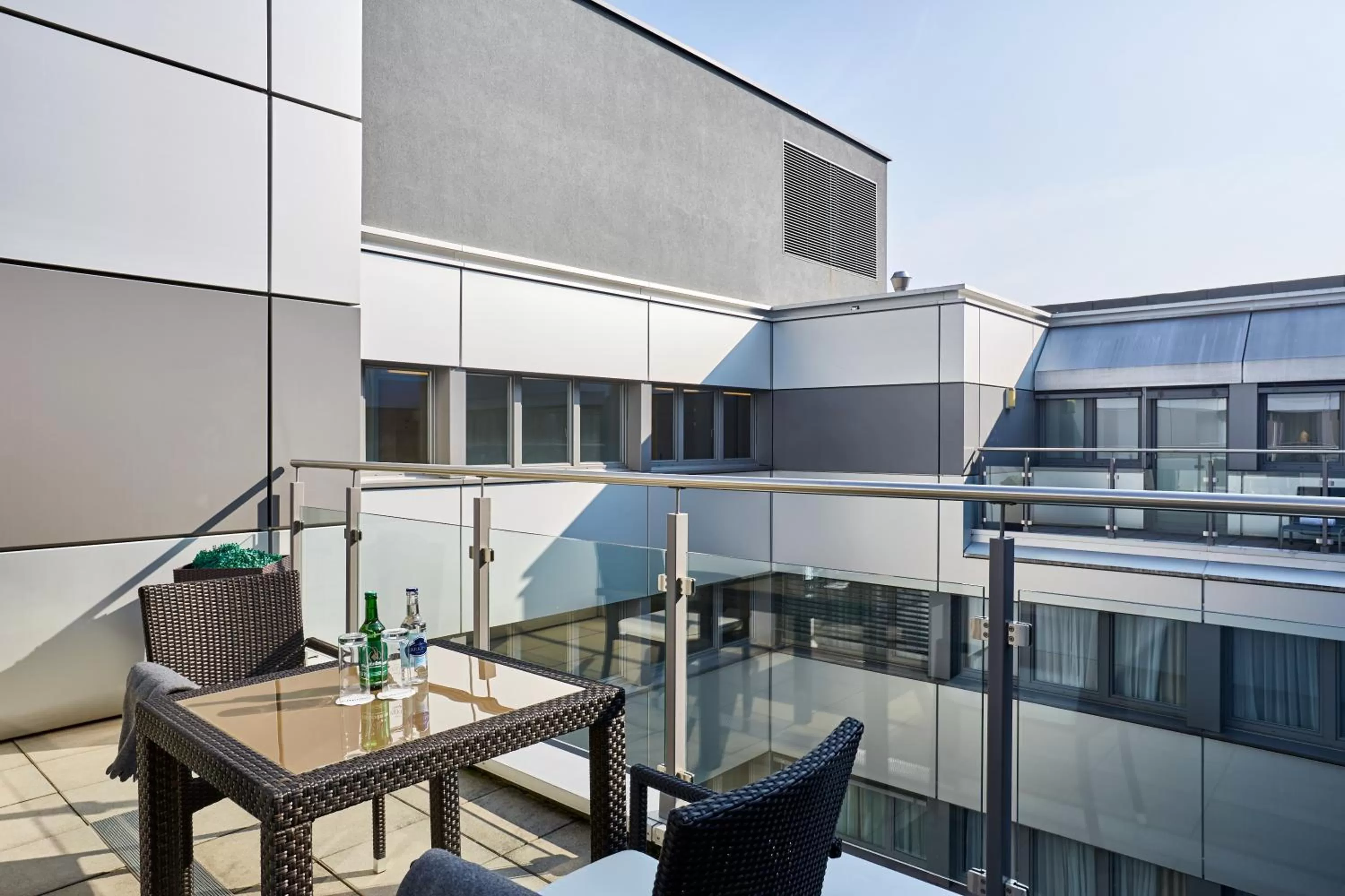 Patio in H+ Hotel Zürich