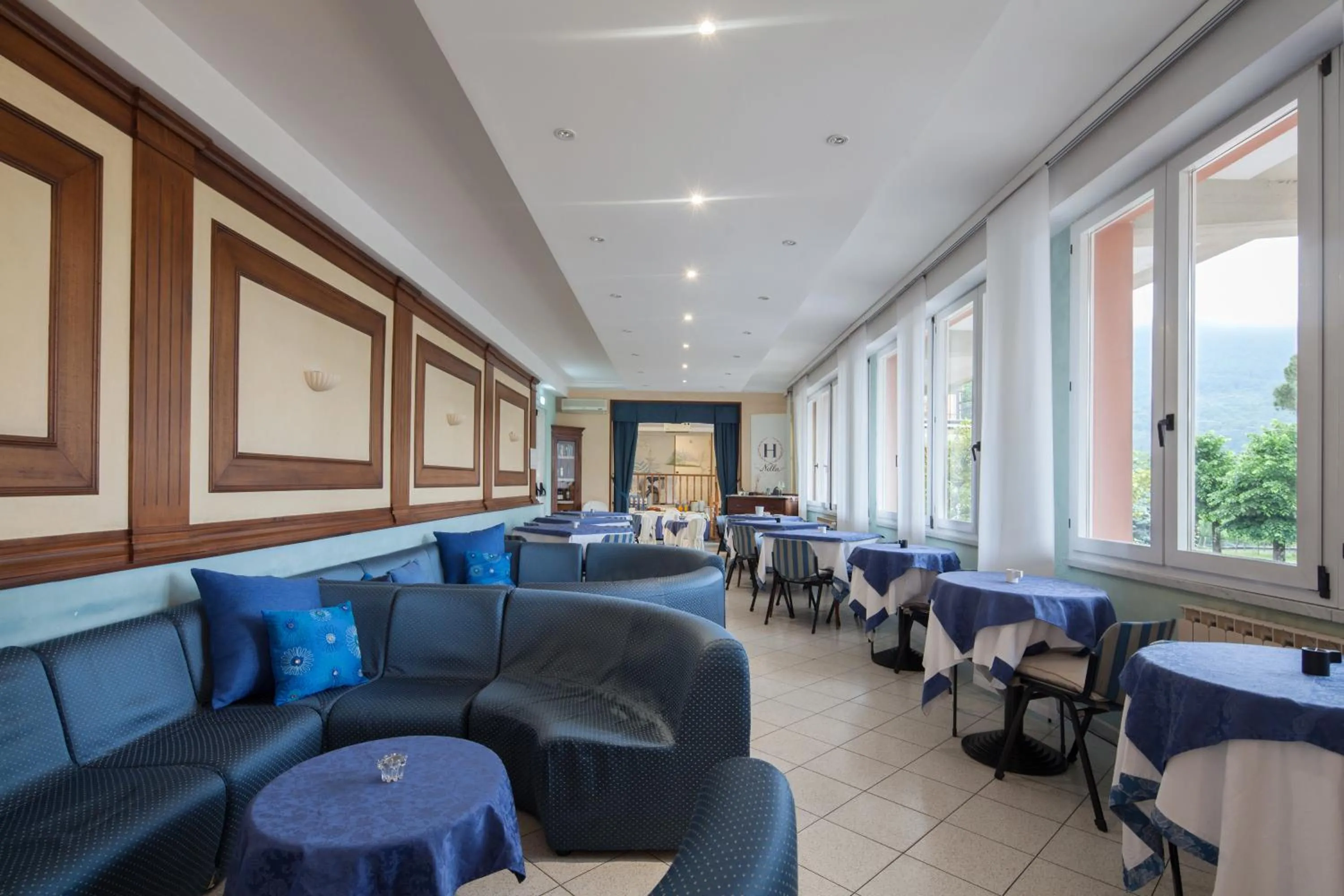 Communal lounge/ TV room in Hotel Nella