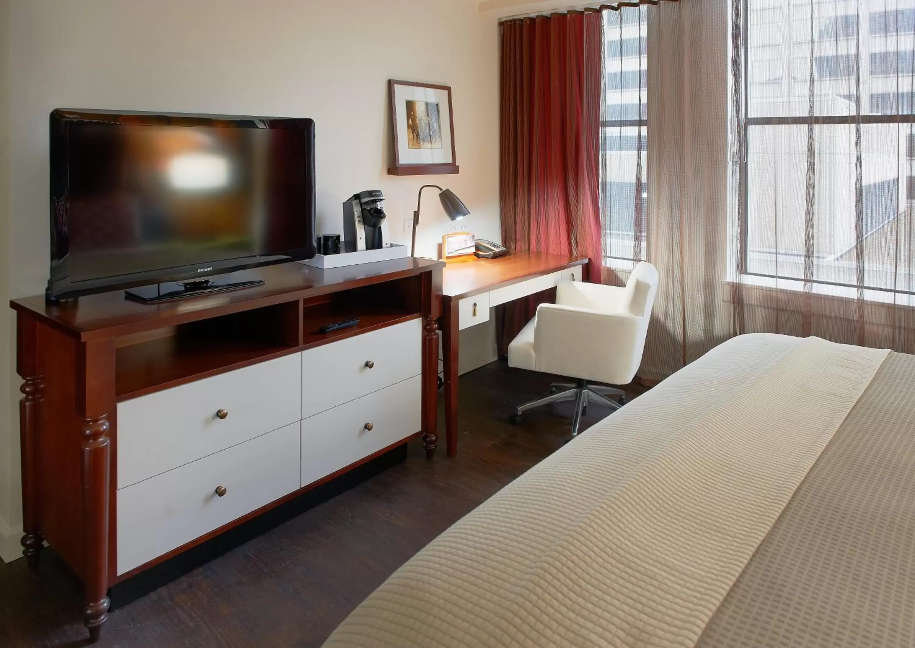 Photo of the whole room, TV/Entertainment Center in Hotel Indigo Nashville - The Countrypolitan