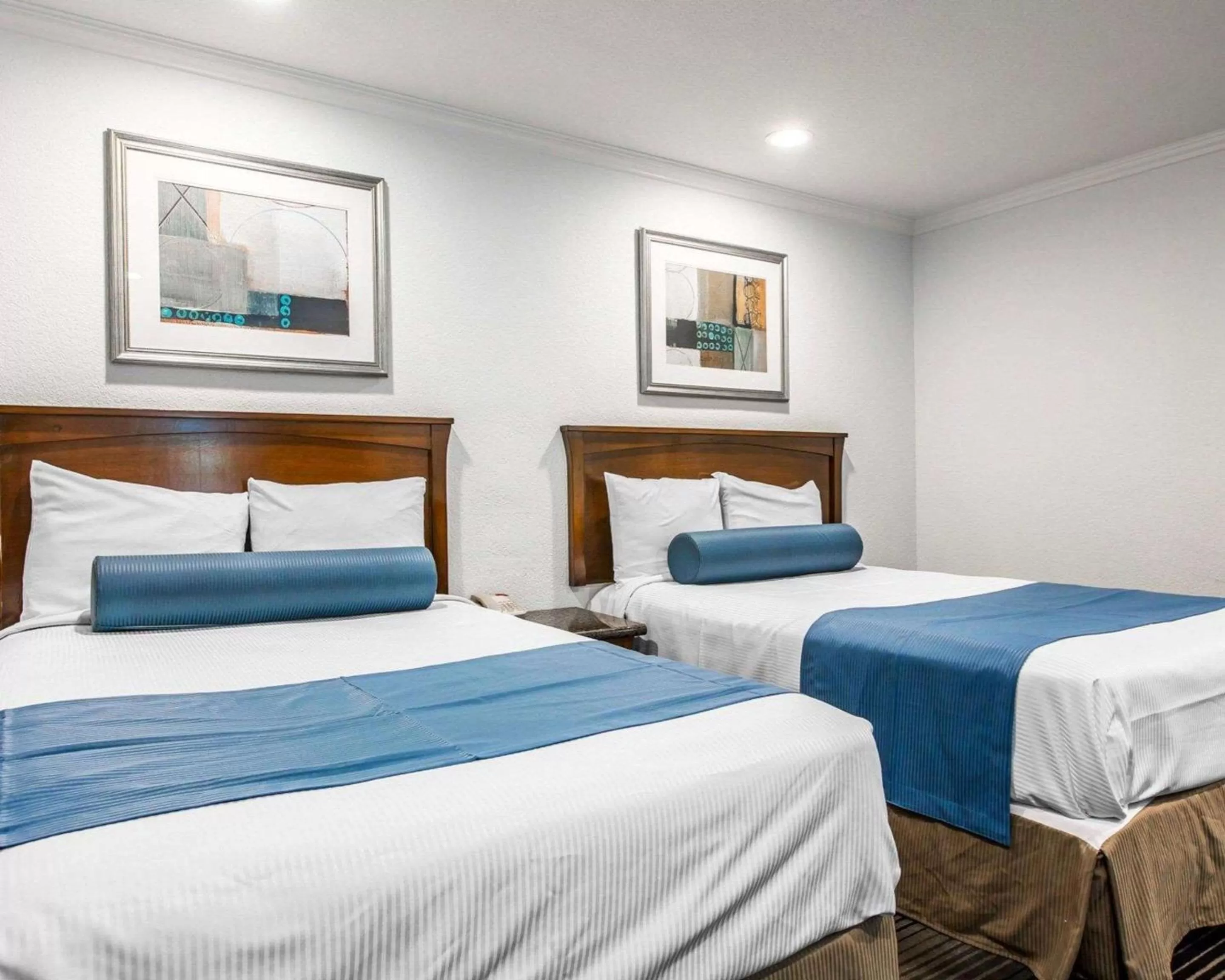 Photo of the whole room, Bed in Rodeway Inn & Suites Pacific Coast Highway