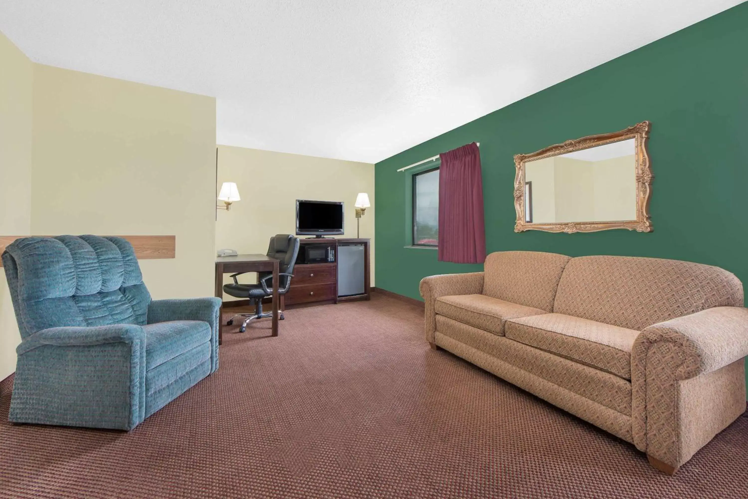 Photo of the whole room, Seating Area in Super 8 by Wyndham Ottumwa