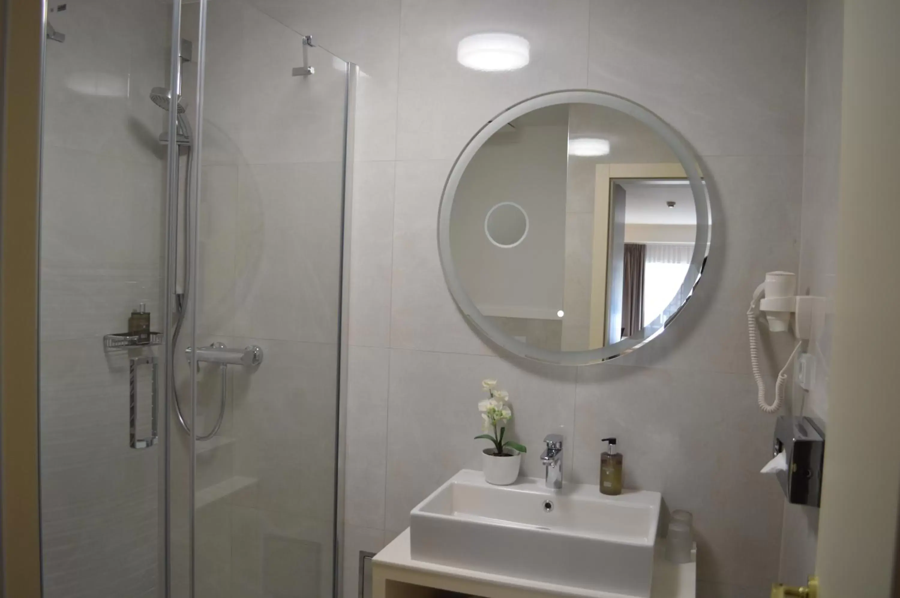 Shower, Bathroom in The Golden Wheel Hotel