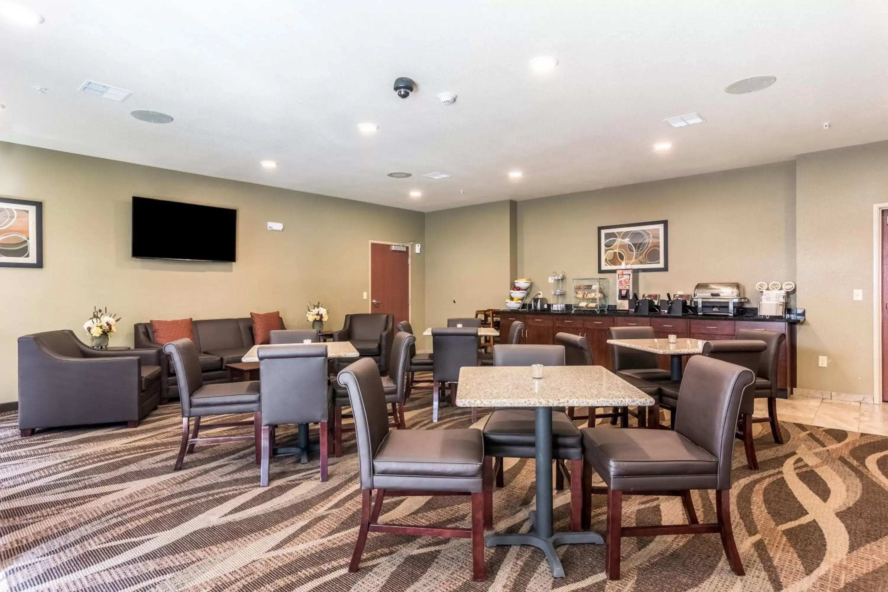 Continental breakfast, Restaurant/Places to Eat in Cobblestone Hotel & Suites - Torrington