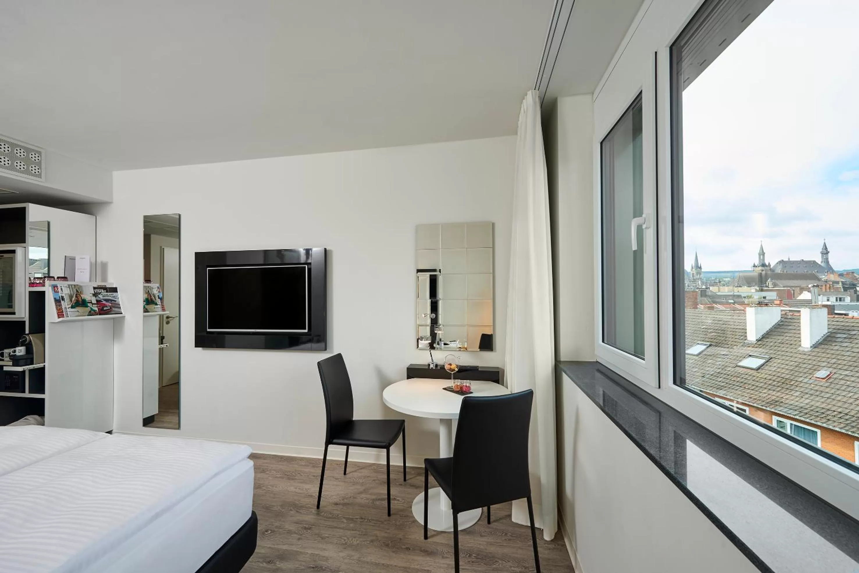 Photo of the whole room, Bed in INNSiDE by Meliá Aachen