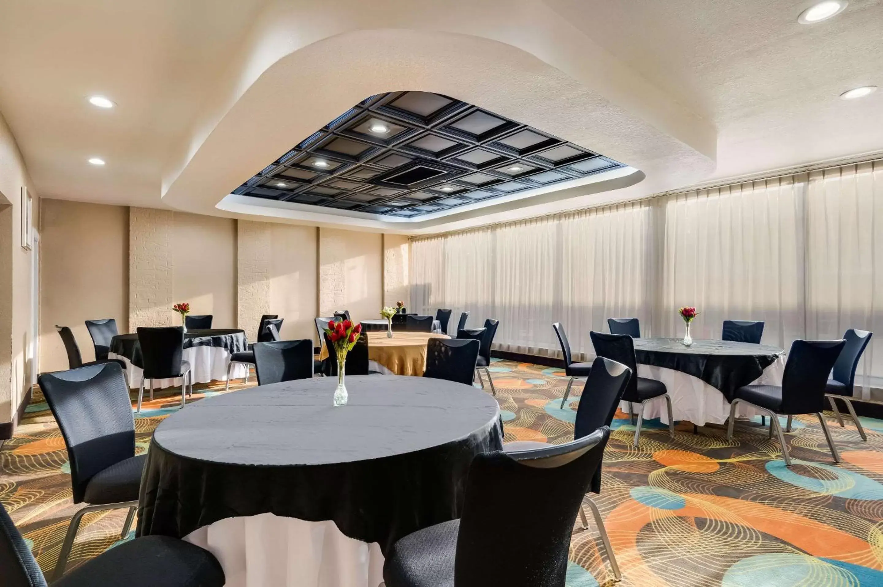 Meeting/conference room, Restaurant/Places to Eat in Clarion Inn & Suites Russellville I-40