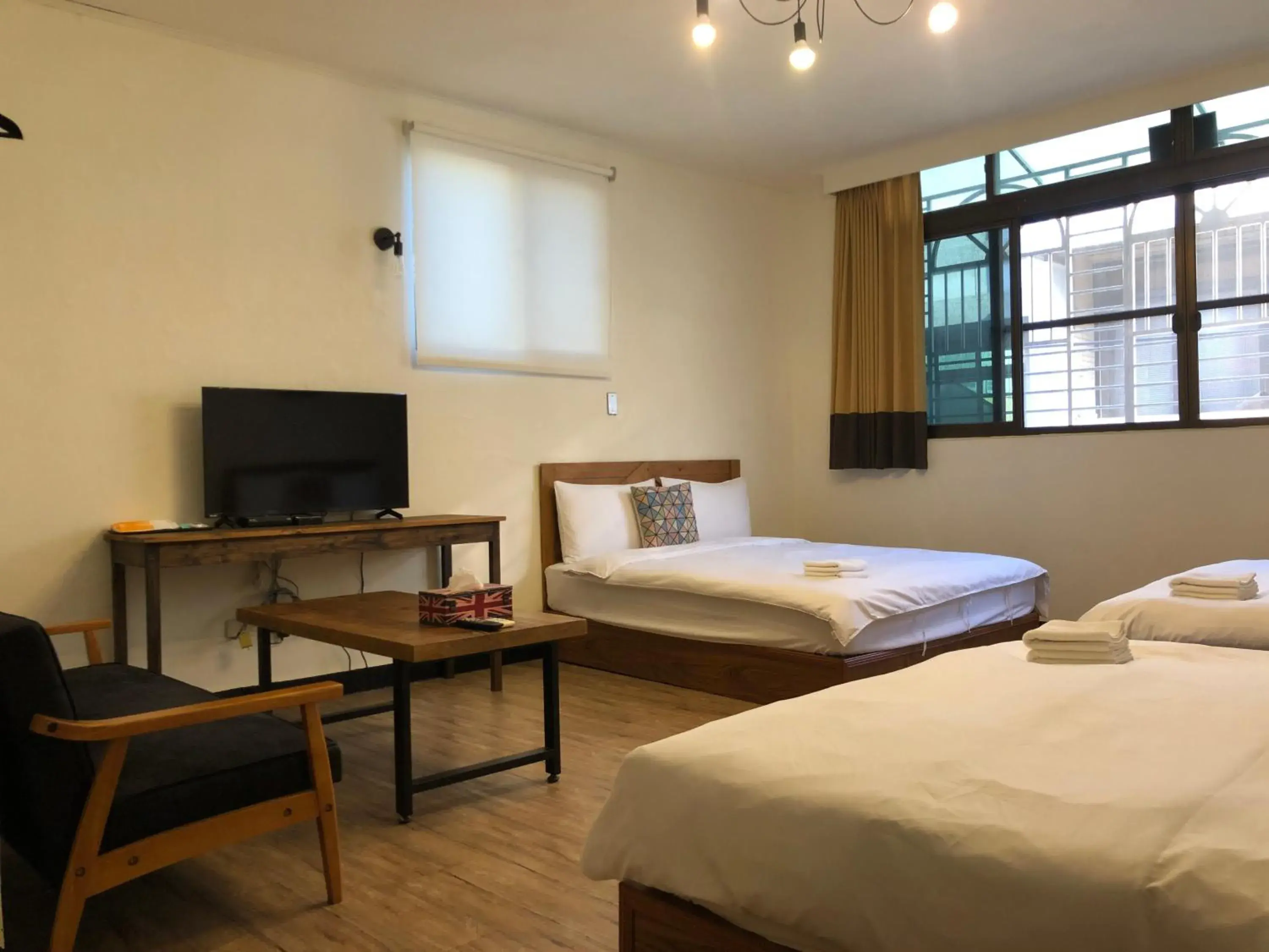 Communal lounge/ TV room, Bed in OC Hostel